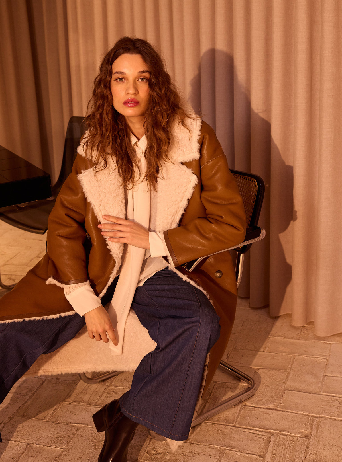 ZHIVAGO BROWN - Abrigo largo reversible - Ecopiel Marrón/ Pelo Blanco, descubre los abrigos de invitada de boda de MIOH, marca española de moda en 2026