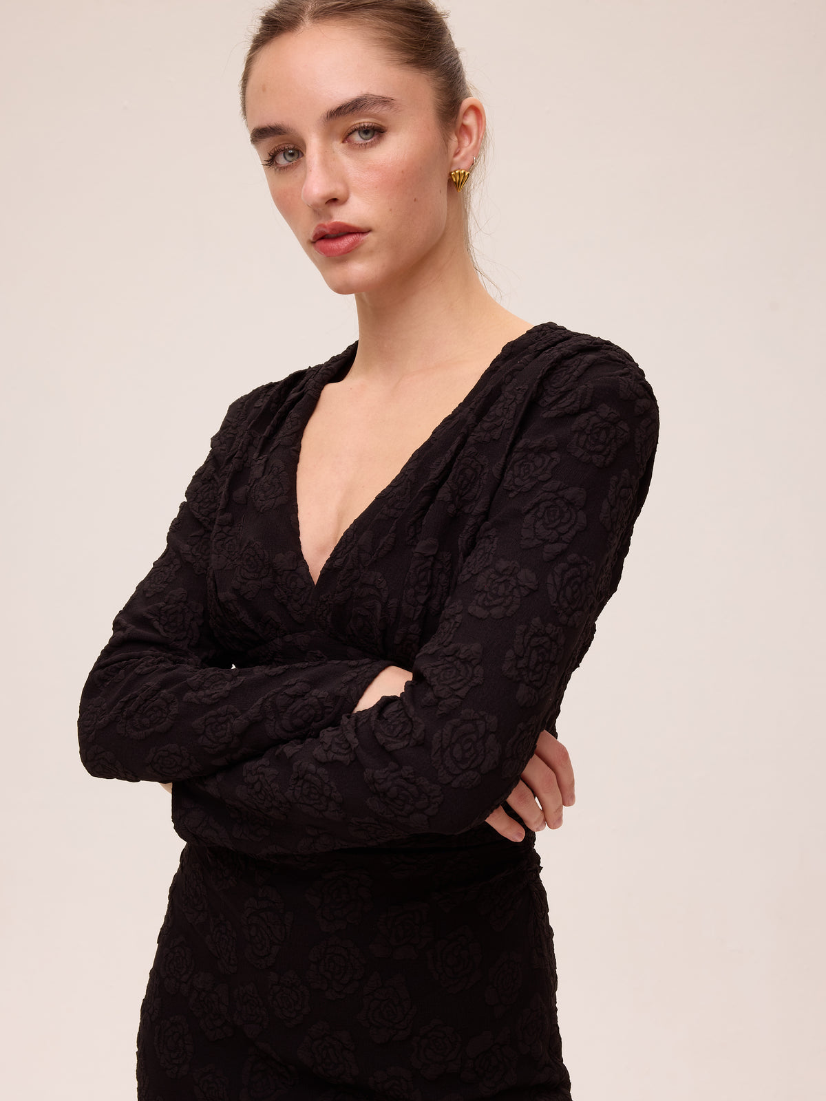 FROST BLACK - Vestido damasco rosas negro para invitada y evento