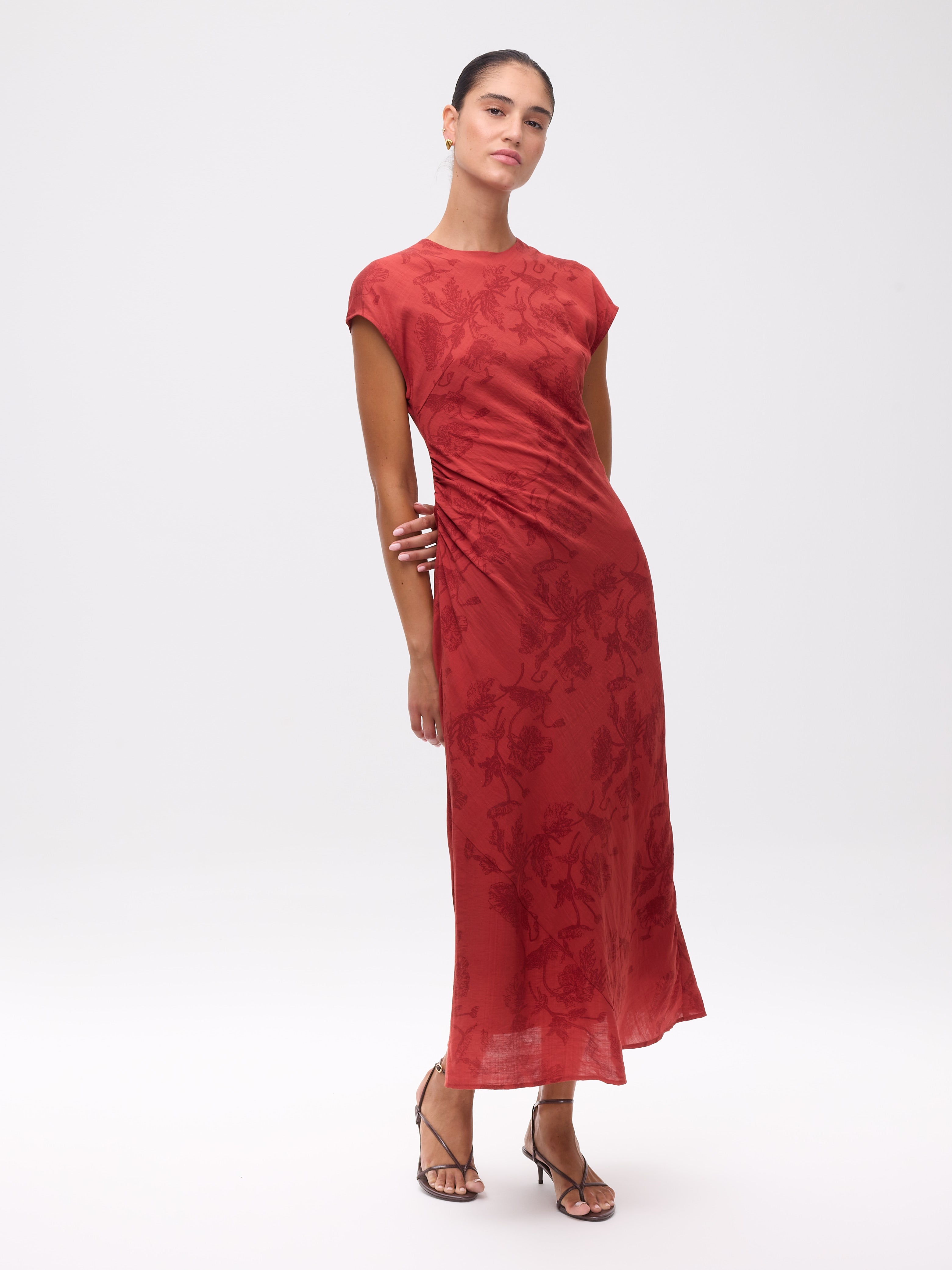 ADRIANA BOTANIC - Vestido manga corta japonesa con vuelo y tela floral botánica, perfecto para invitadas de boda y fiesta spring summer. MIOH es la marca española de vestidos de fiesta mas de moda, preferida por influencers y famosas de España