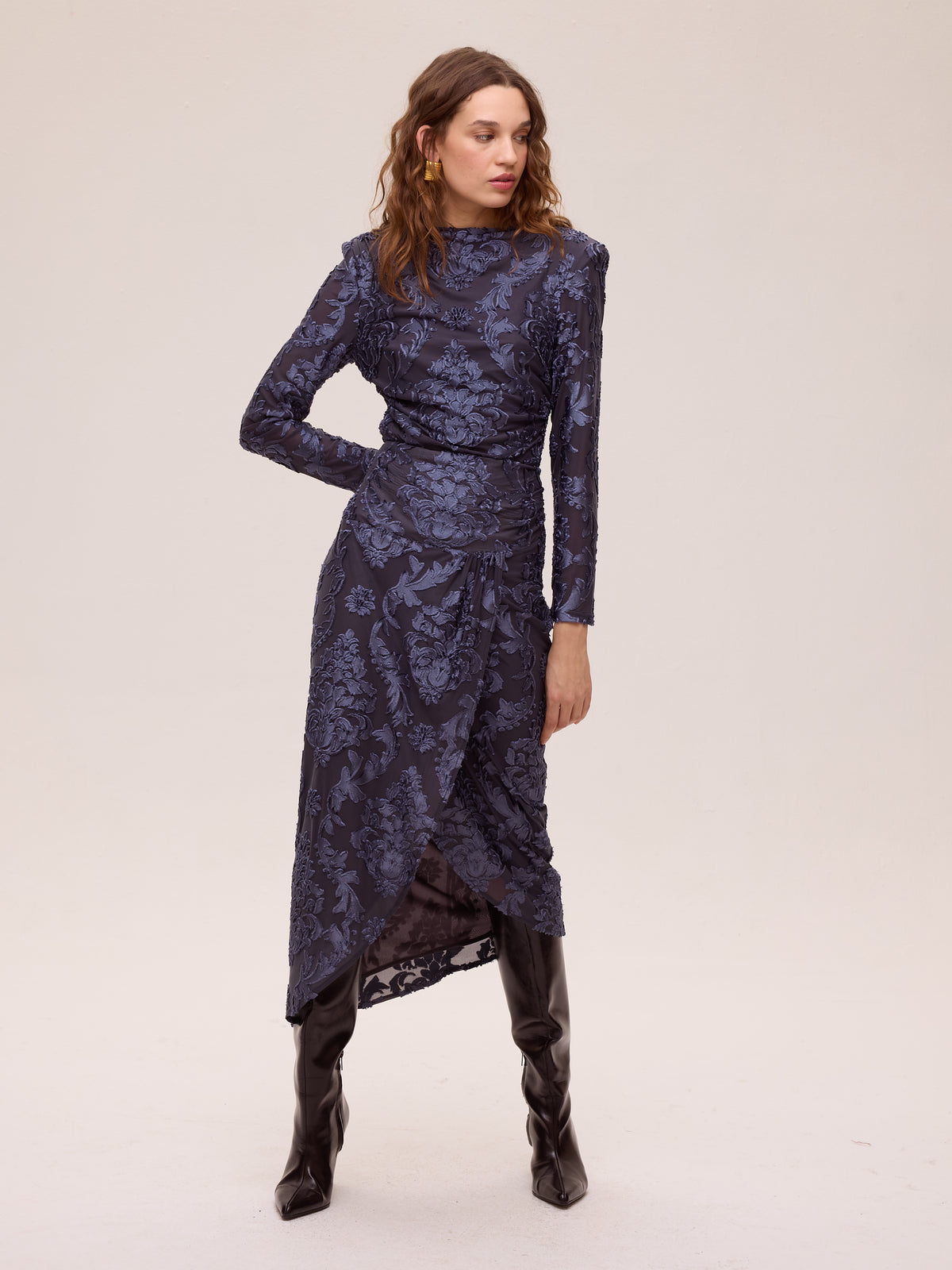 ALBA BLUE - Falda terciopelo devoré azul, perfecta para crear looks de invitada de otoño invierno. MIOH, marca española de moda en 2026