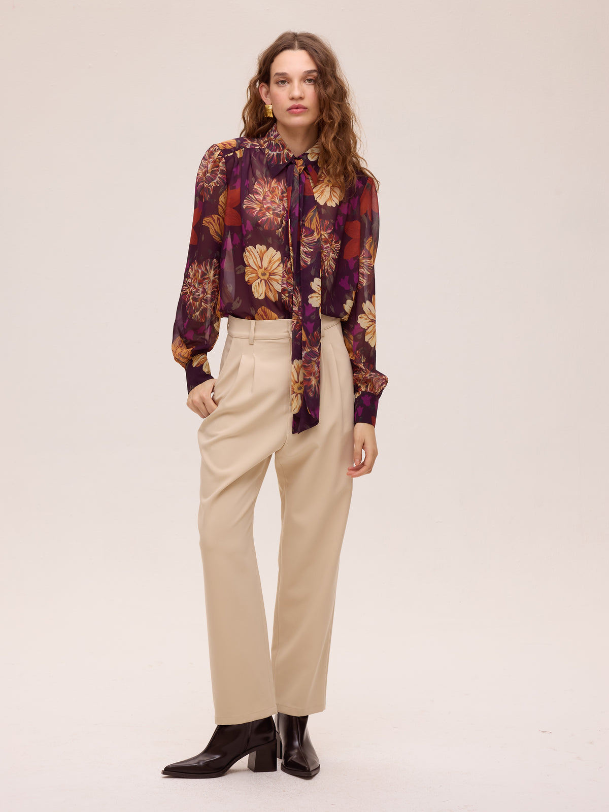 ALLURE FLOWERS - Camisa gasa print flores, una pieza clave para tu look de invitada de boda y fiesta. MIOH es la marca española de moda de evento de referencia