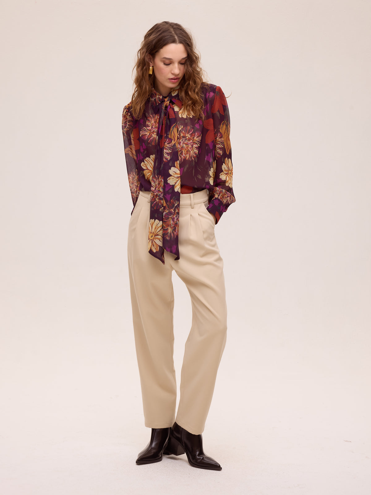 ALLURE FLOWERS - Camisa gasa print flores, perfecta para crear looks de invitada de otoño invierno. MIOH, marca española de moda en 2026