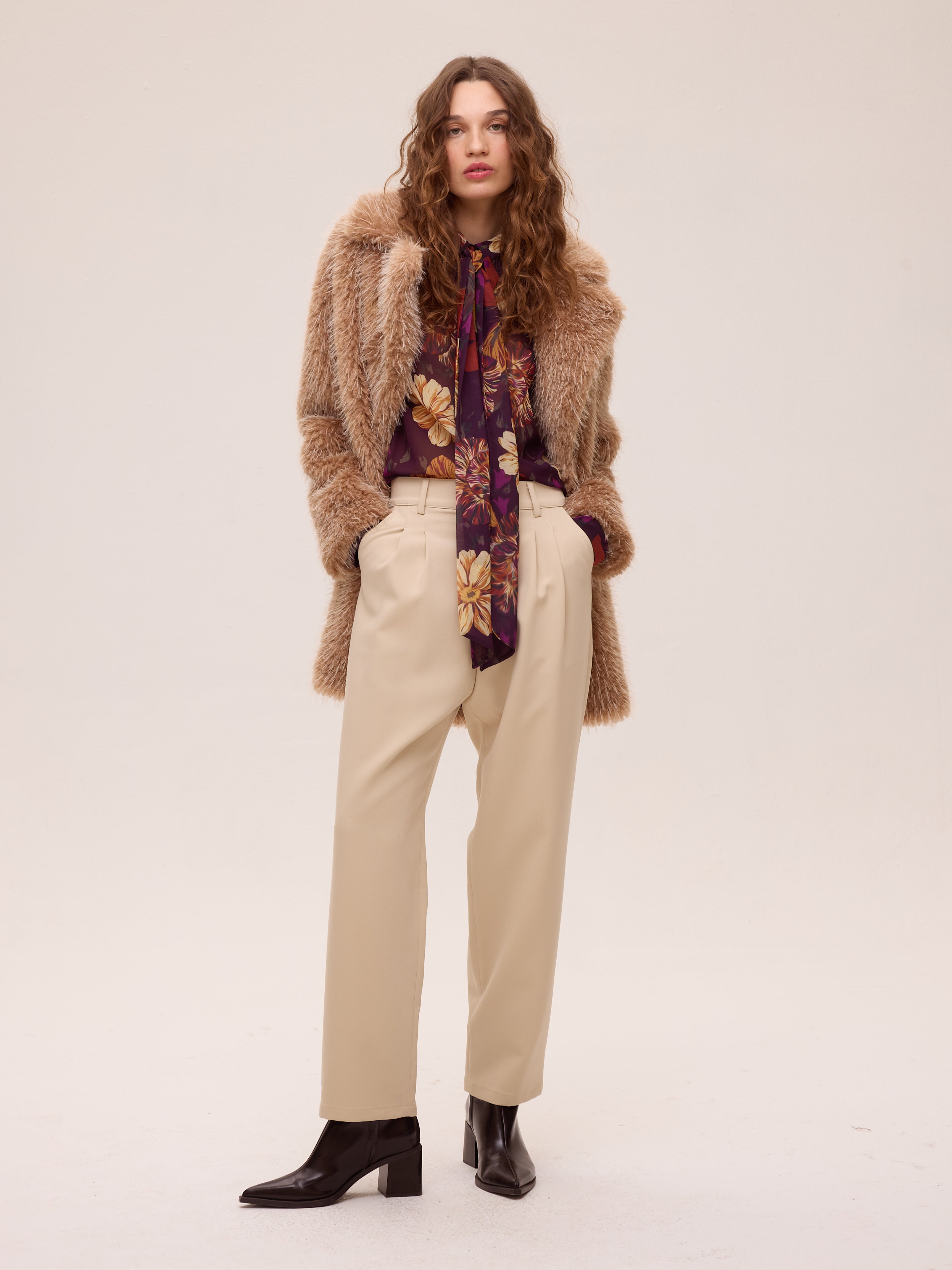 ALLURE FLOWERS - Camisa gasa print flores, del total look de invitada al día a día más arreglado. MIOH, marca española de moda