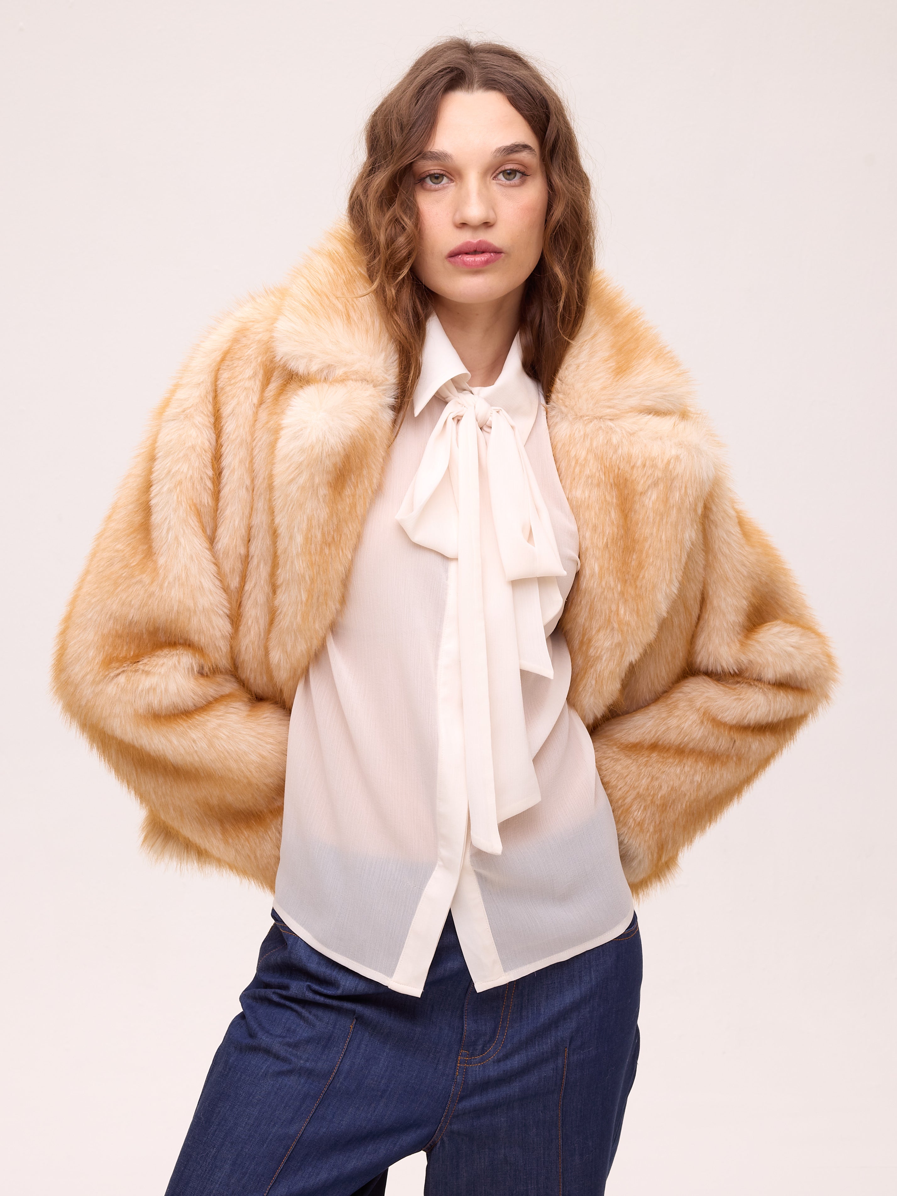 ALLURE WHITE - Camisa gasa textura color blanco, moda de fiesta e invitada diseñada en España por MIOH