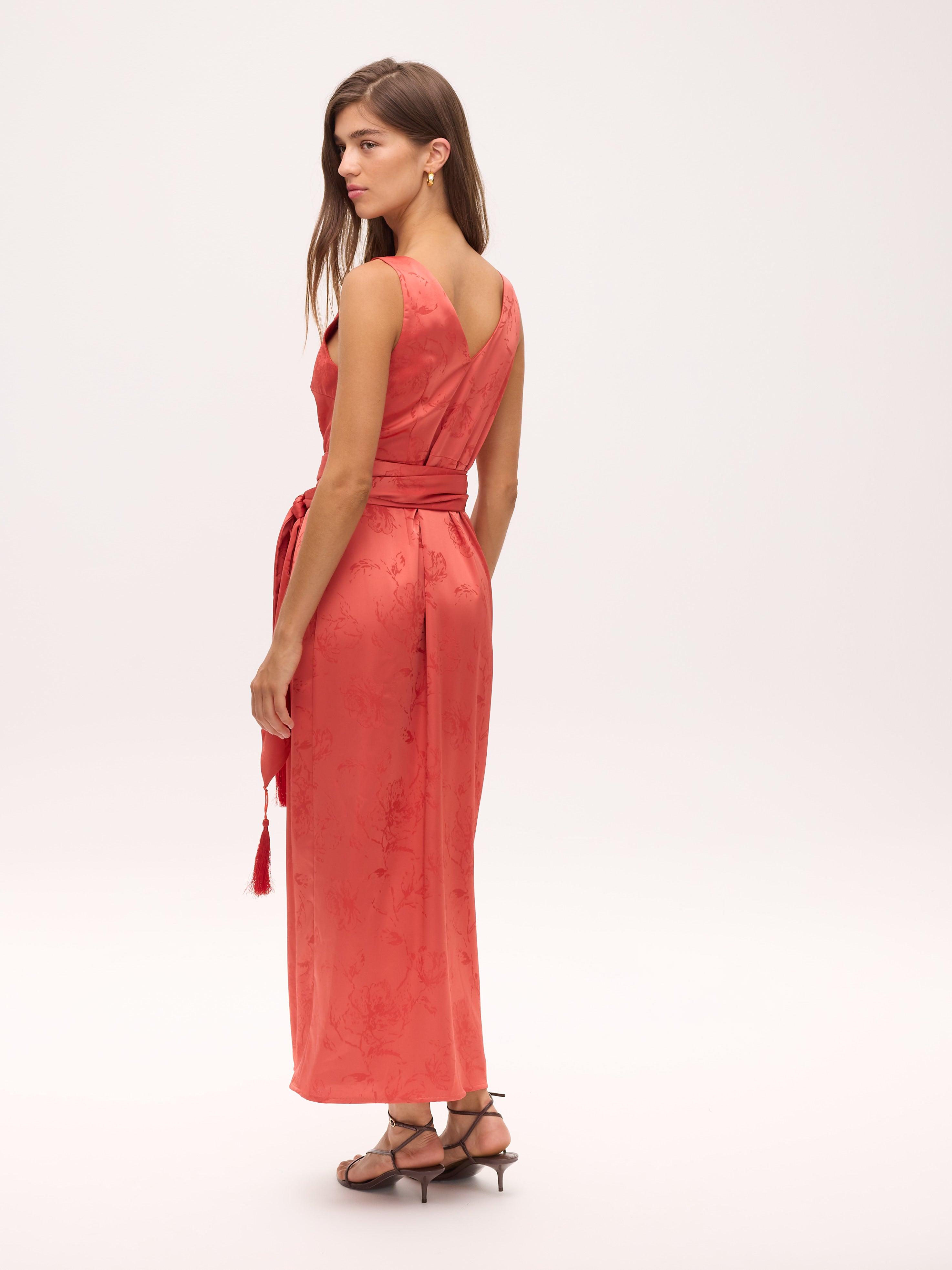 ARIEL CORAL - Vestido Wrap Jacquard Floral Coral Midi, perfecto para invitadas de boda y fiesta spring summer. MIOH es la marca española de vestidos de fiesta para invitadas de boda más de moda en España