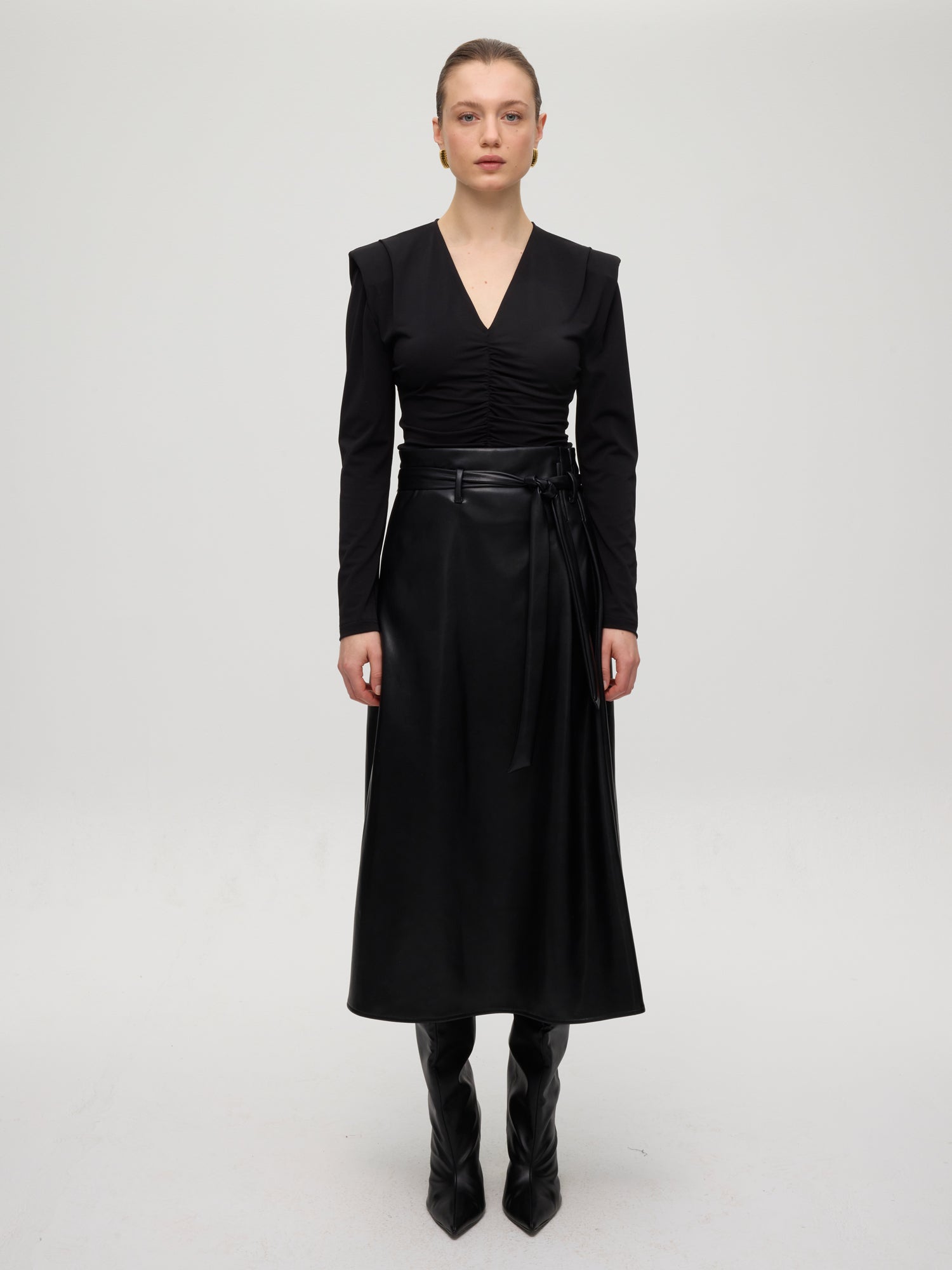 mioh | BAY - Top escote en pico drapeado negro. Vestidos de fiesta para invitadas de boda perfectas. Marca española de moda