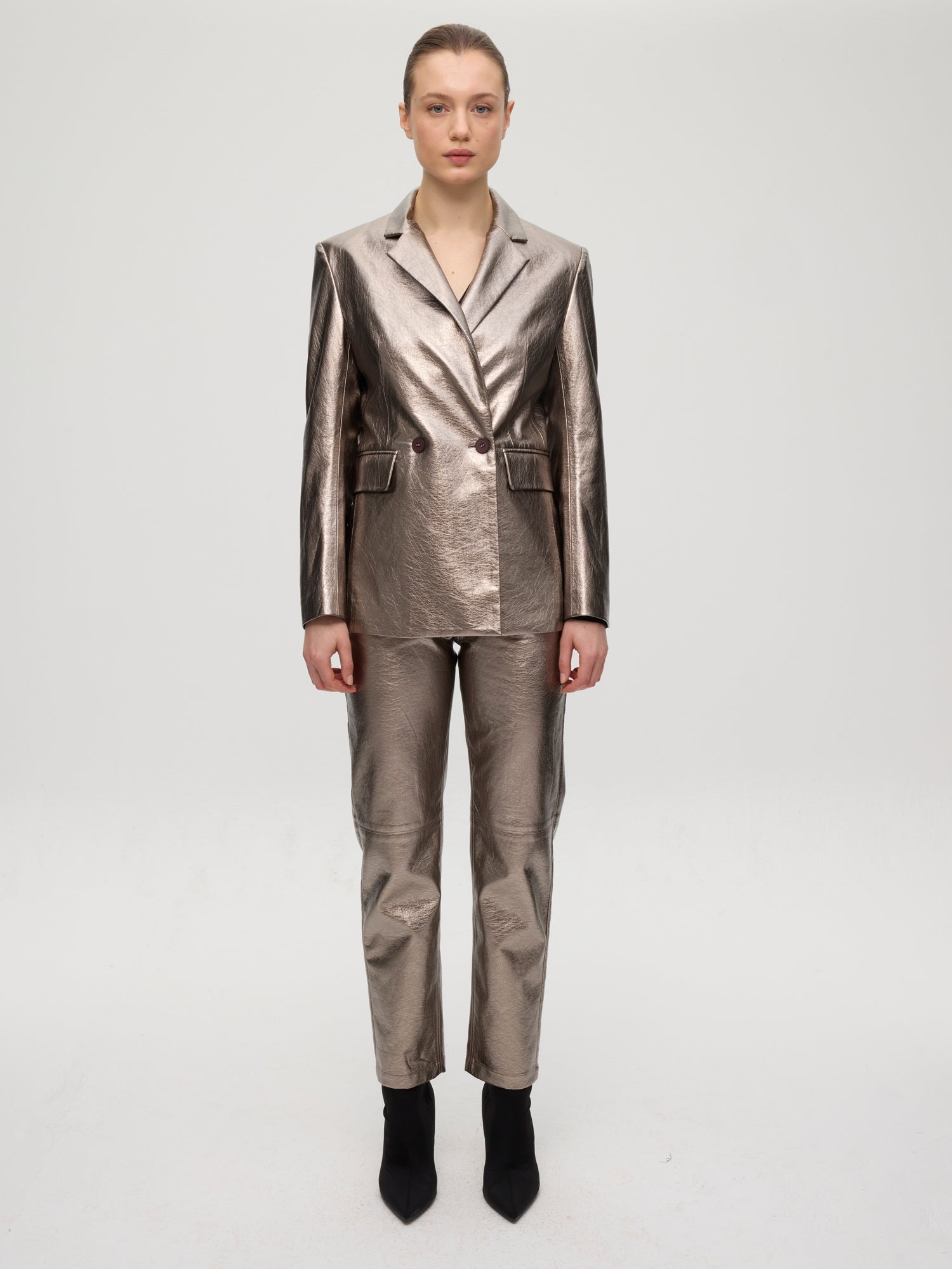 mioh | BEN METAL - Pantalón 5 bolsillos plata. Vestidos de fiesta para invitadas de boda perfectas. Marca española de moda