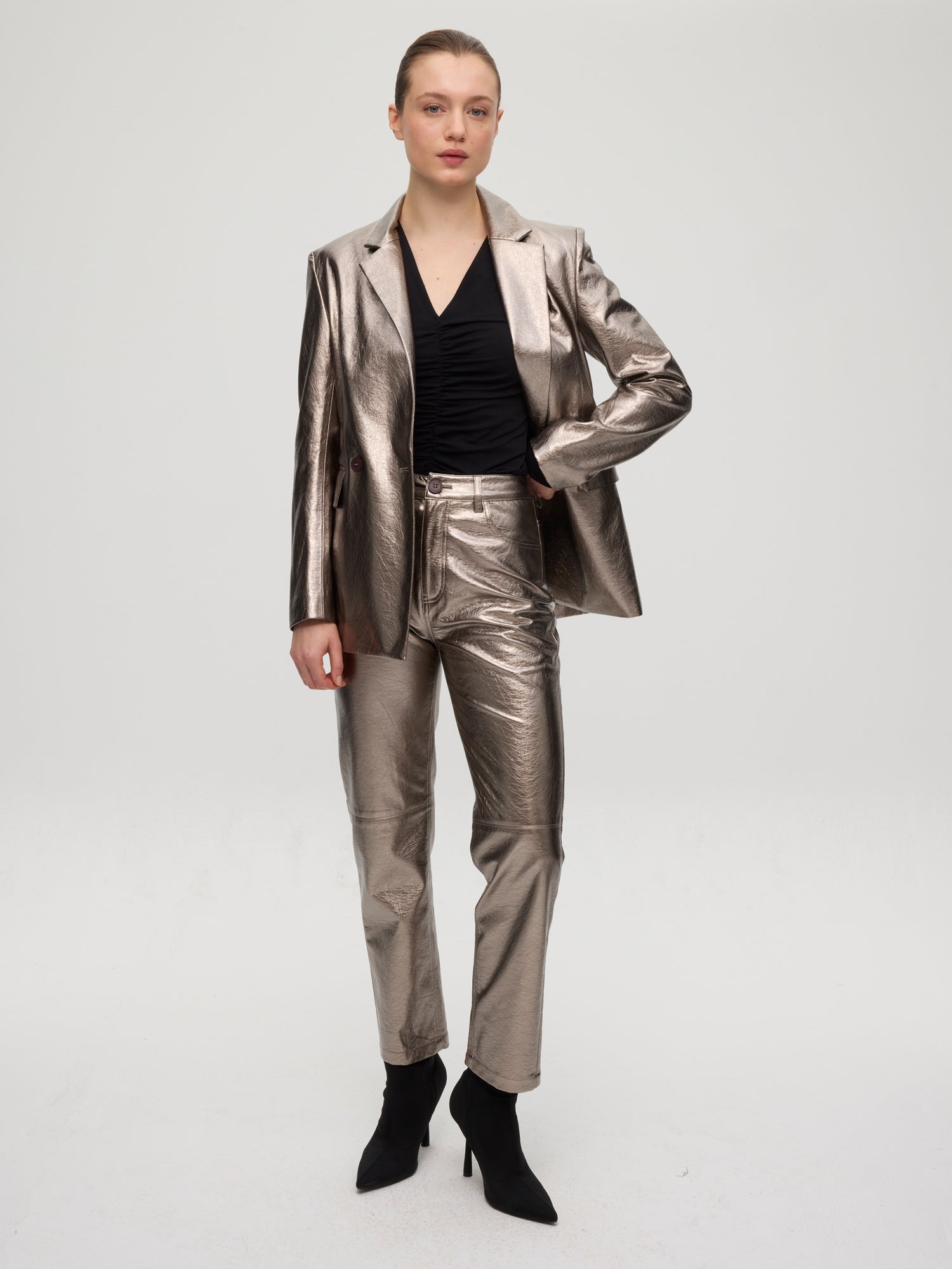 mioh | BEN METAL - Pantalón 5 bolsillos plata. Vestidos de fiesta para invitadas de boda perfectas. Marca española de moda