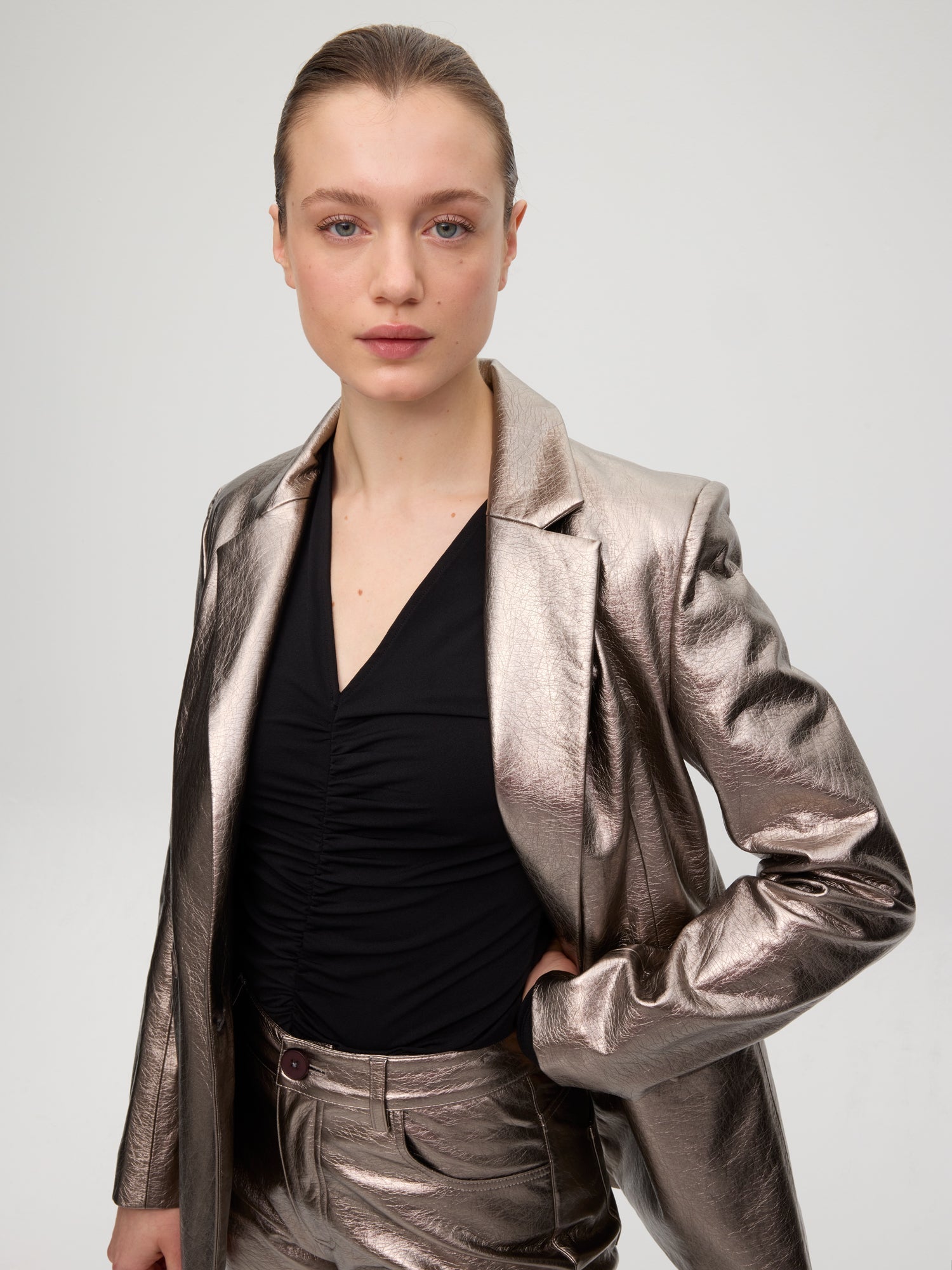 mioh | BEN METAL - Pantalón 5 bolsillos plata. Vestidos de fiesta para invitadas de boda perfectas. Marca española de moda