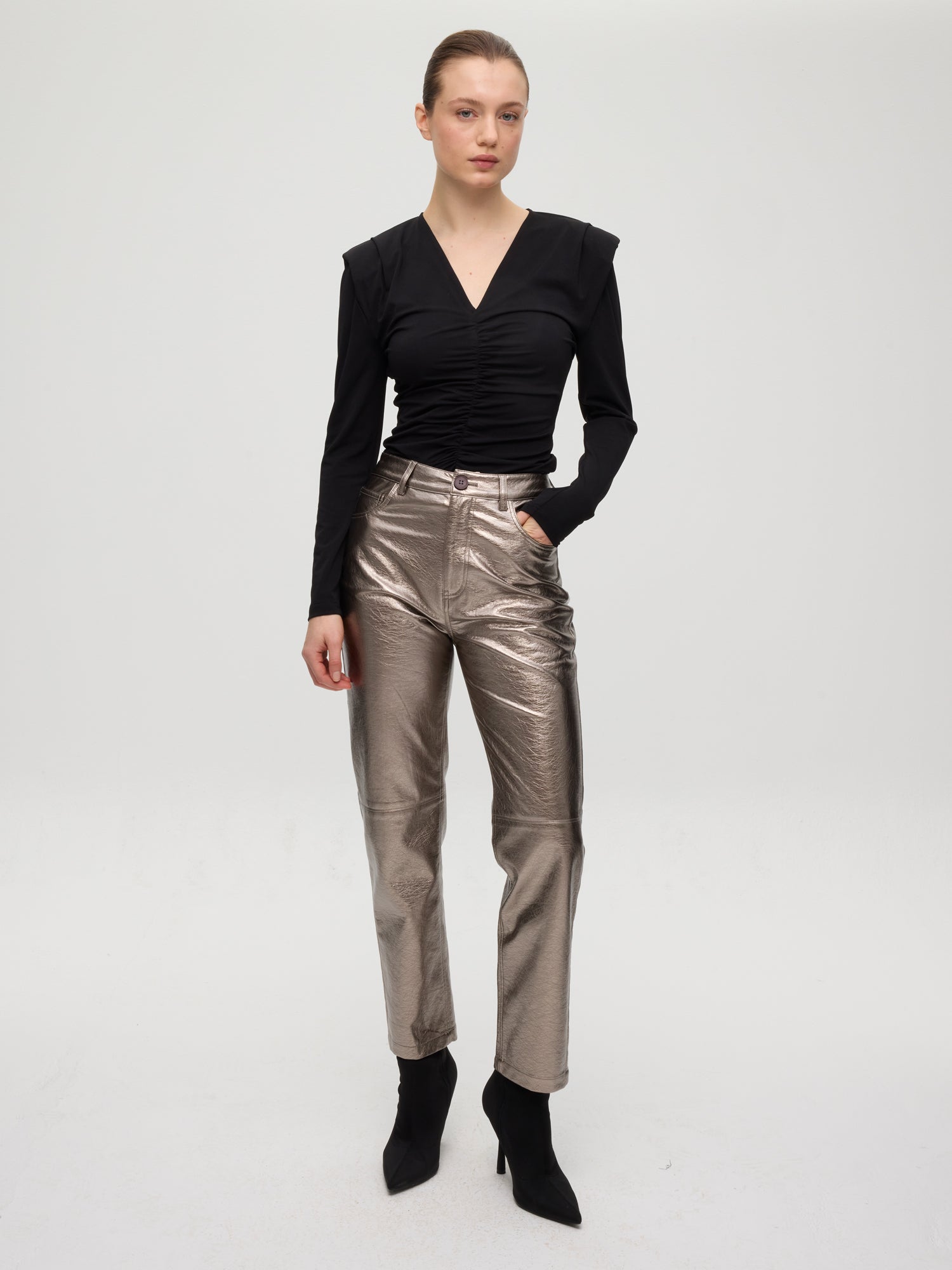 mioh | BEN METAL - Pantalón 5 bolsillos plata. Vestidos de fiesta para invitadas de boda perfectas. Marca española de moda
