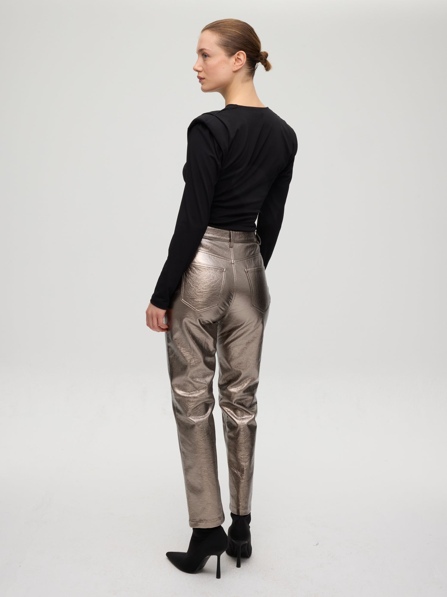 mioh | BEN METAL - Pantalón 5 bolsillos plata. Vestidos de fiesta para invitadas de boda perfectas. Marca española de moda