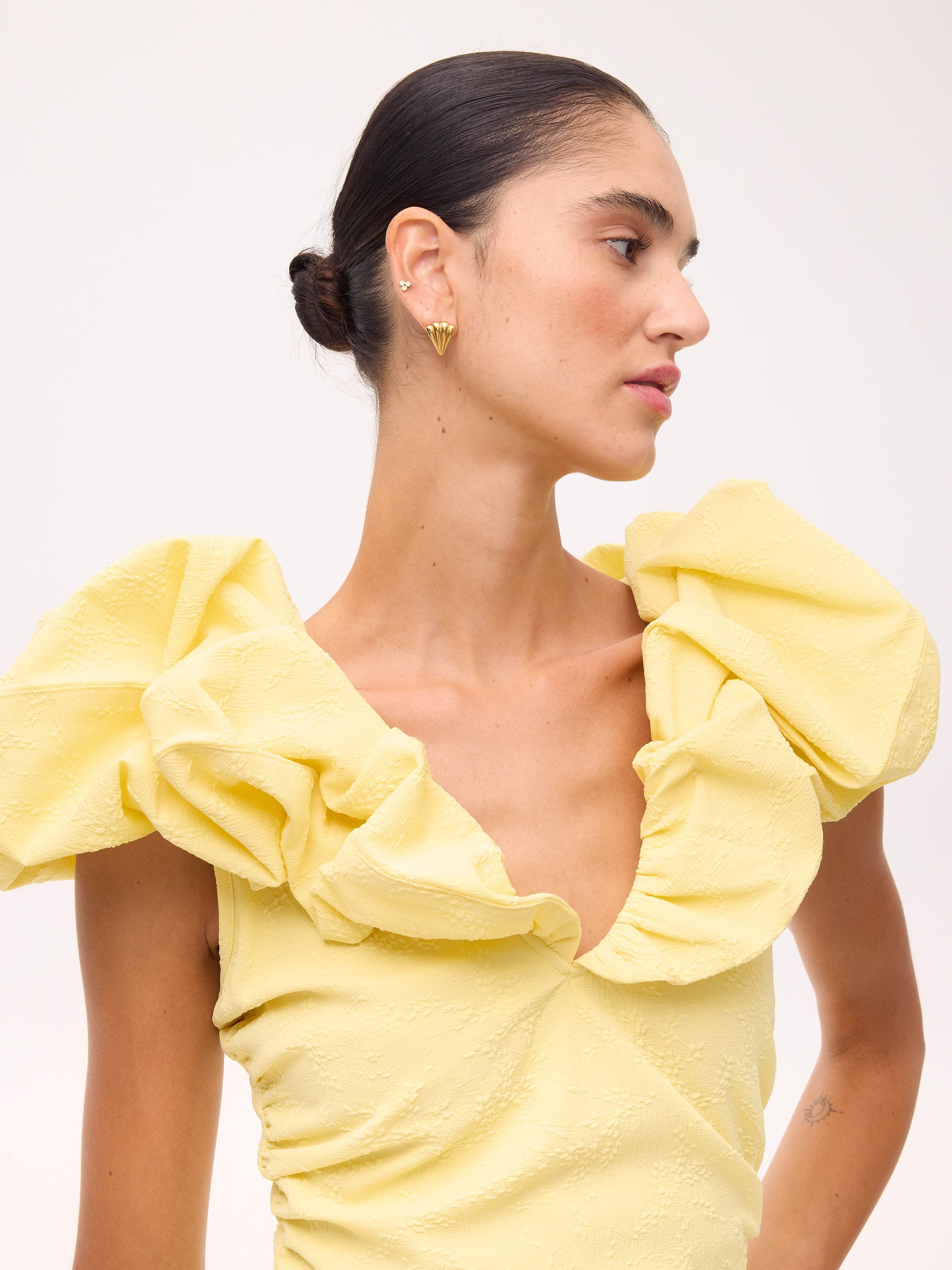 BIANCA BUTTER - Vestido midi volantes amarillo mantequilla, perfecto para invitadas de boda y fiesta spring summer. MIOH es la marca española de vestidos de fiesta para invitadas de boda más de moda en España