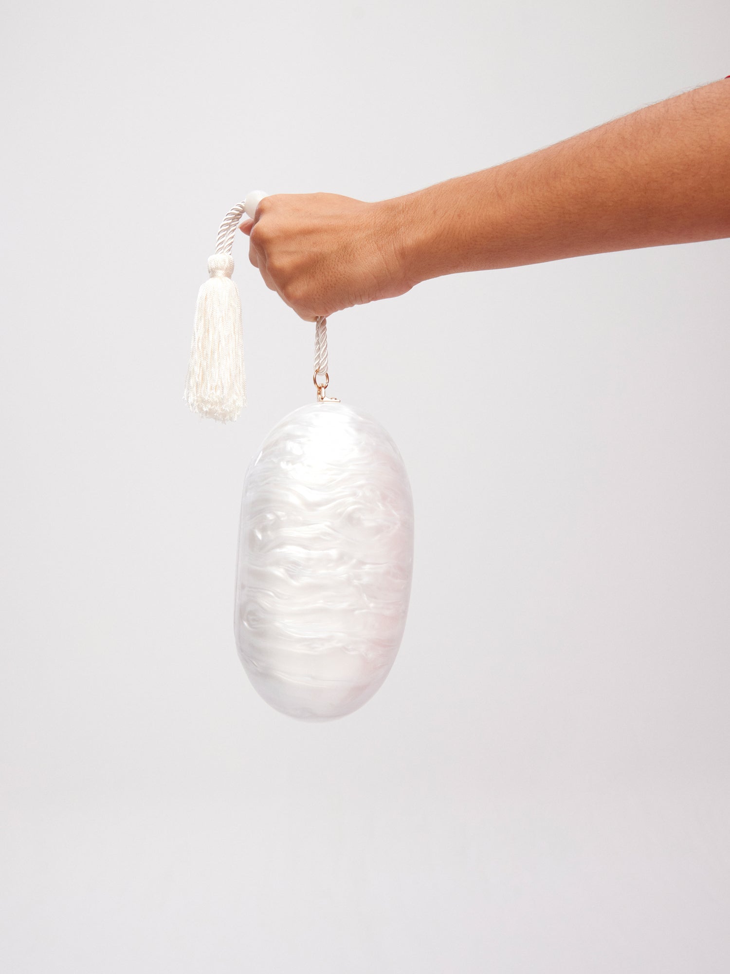 mioh | BOMBON BLANCO - Bolso efecto nacarado para invitada de boda y evento