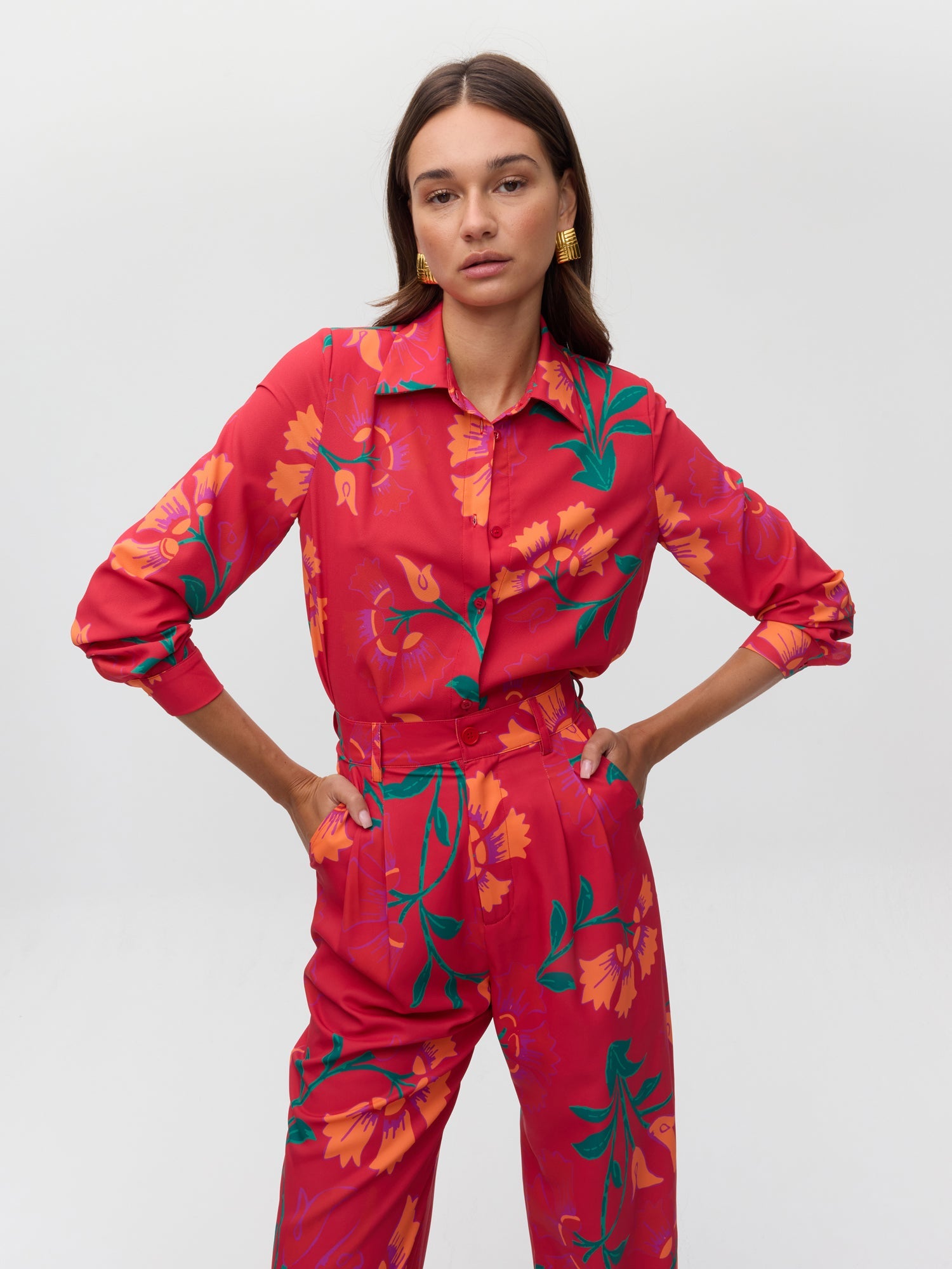 MIOH | BOTANICO PANT - Pantalón estampado de flores y plantas en fondo rojo para invitada de boda