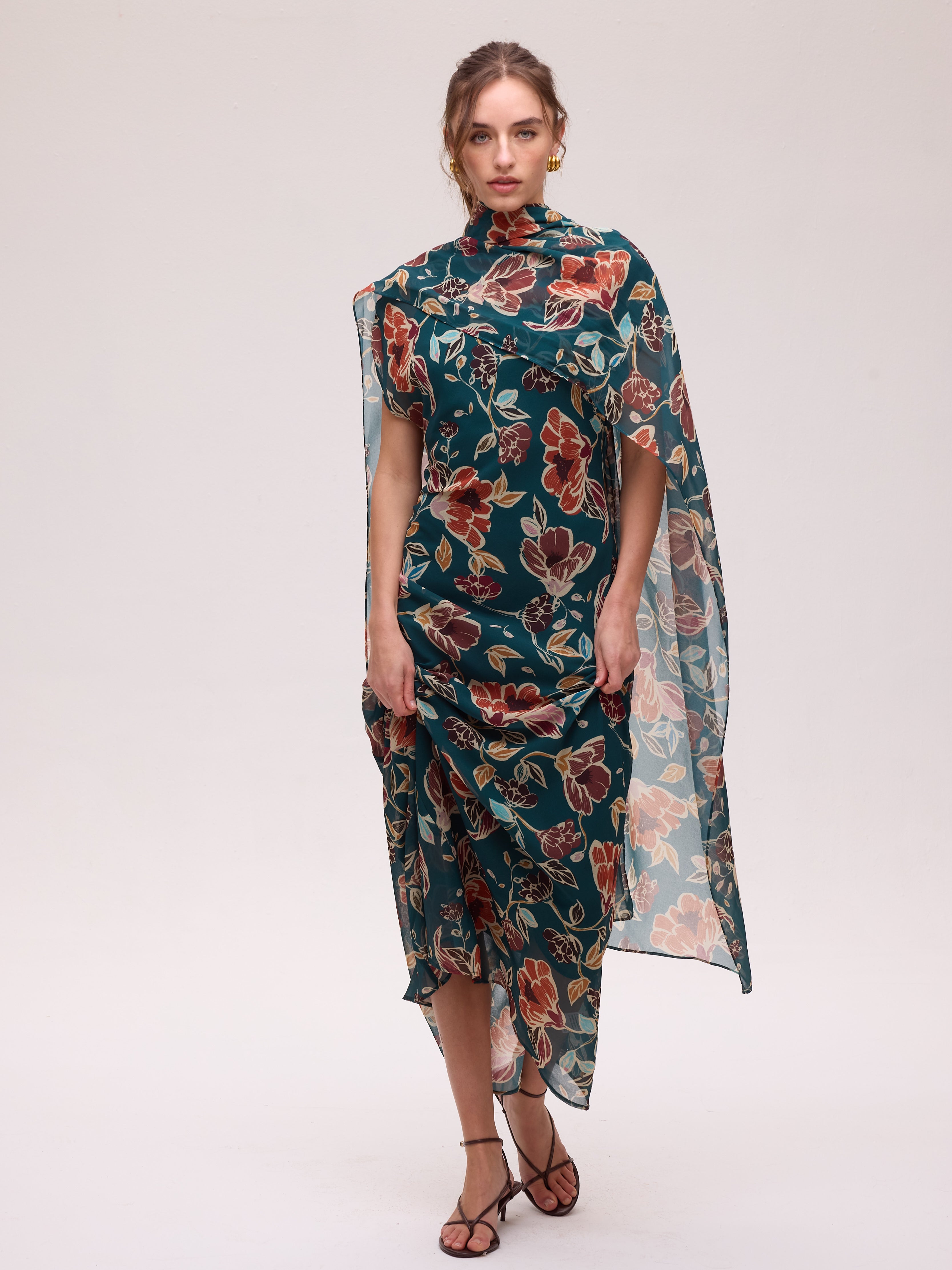 CAPE ETOILE FLOWERS - Capa fular estamapado flores, el complemento que eleva tu look de invitada de boda. MIOH, marca española de moda de fiesta