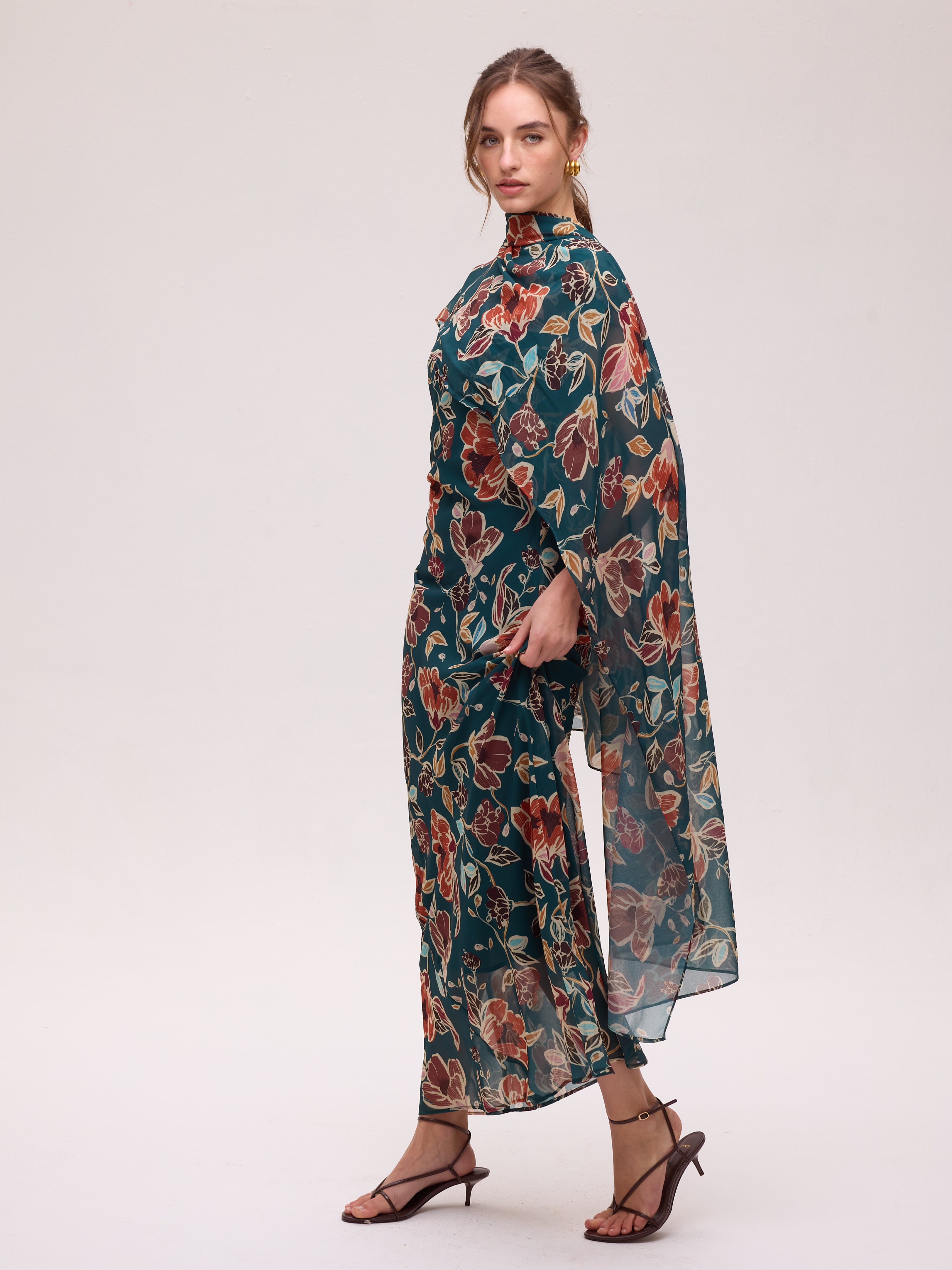 CAPE ETOILE FLOWERS - Capa fular estamapado flores, perfecto para bodas y eventos de otoño invierno. MIOH, moda de invitada hecha en España