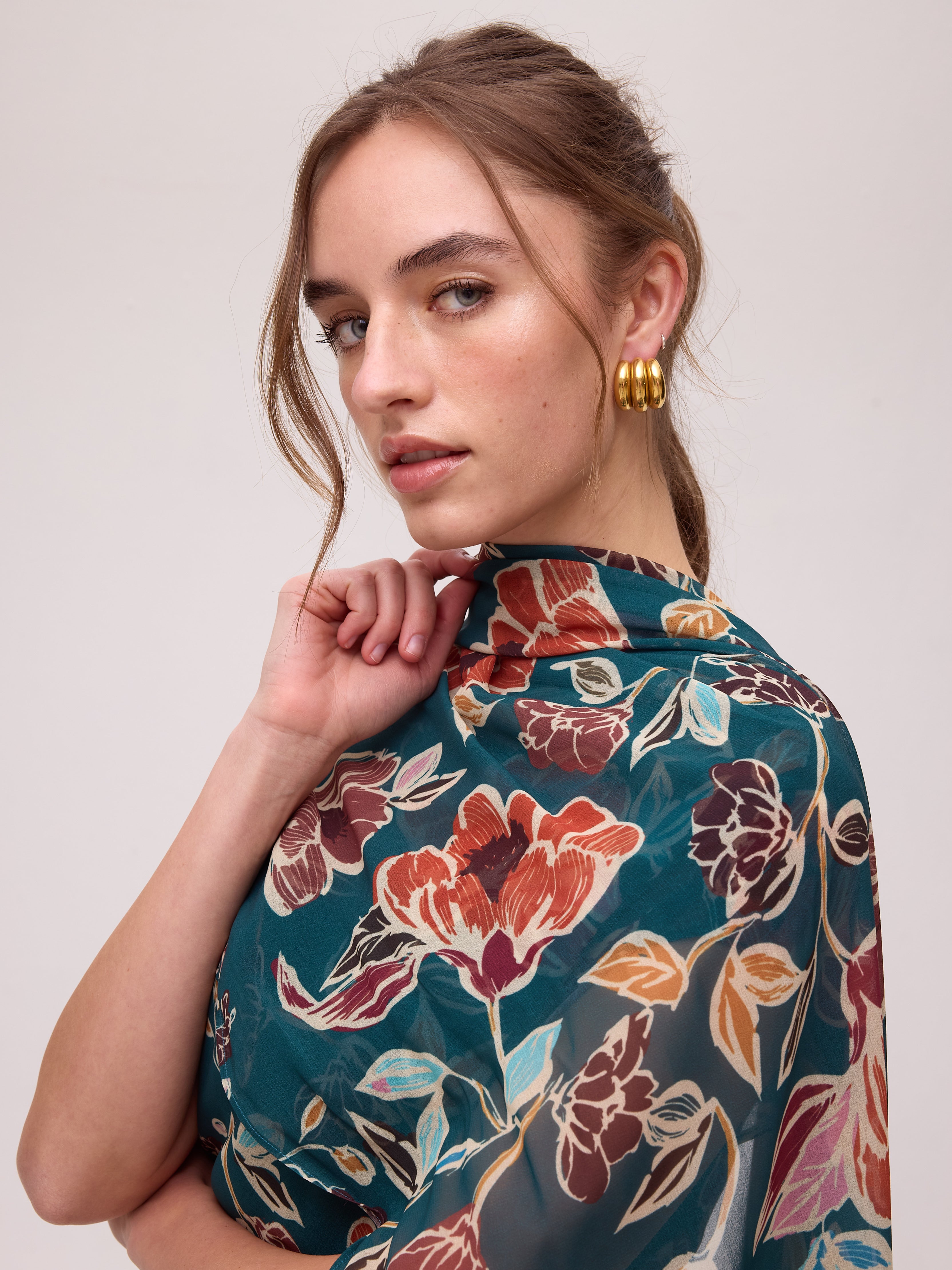 CAPE ETOILE FLOWERS - Capa fular estamapado flores, combínalo con los vestidos de invitada de la colección FW26 de MIOH