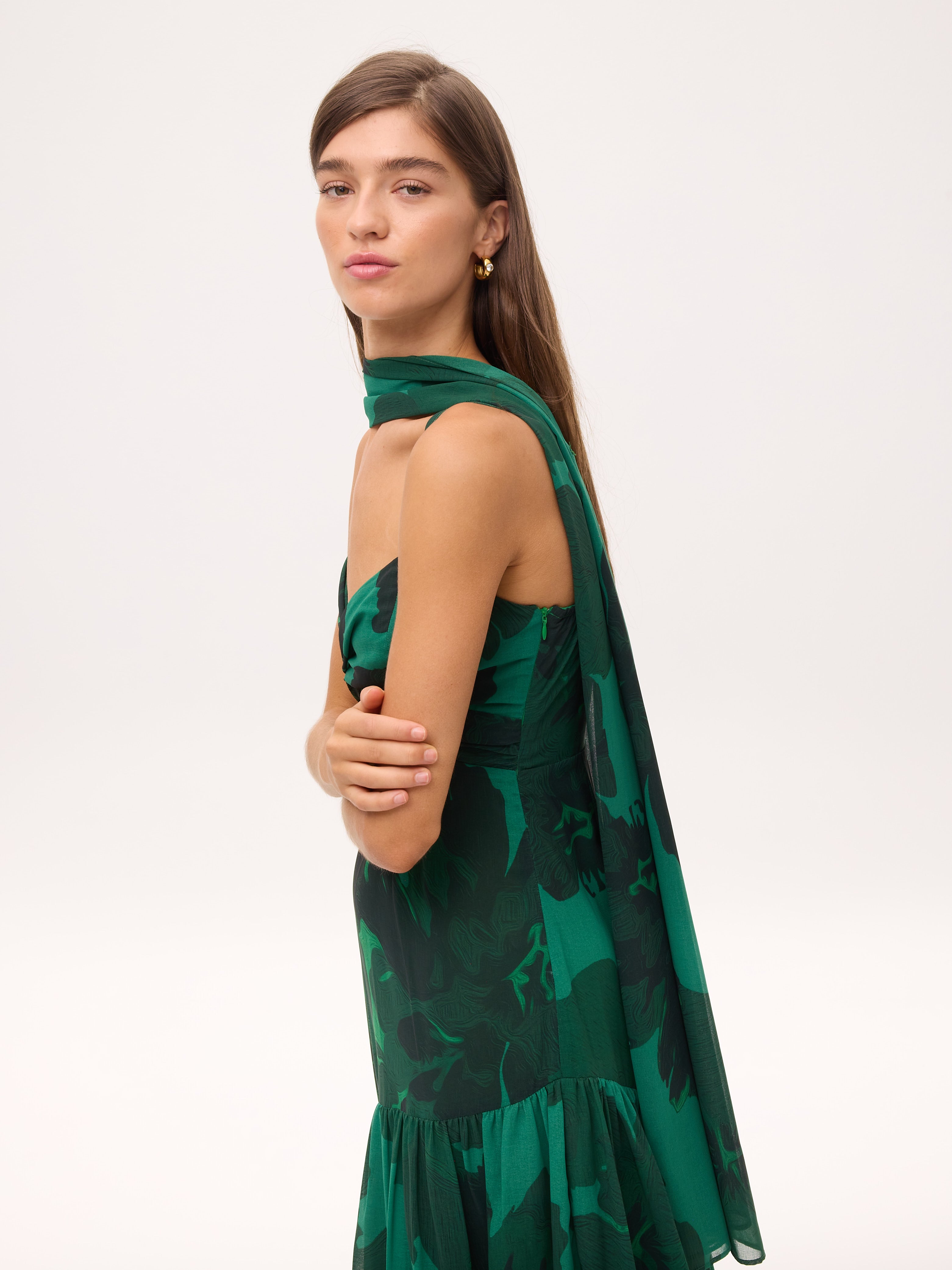 CAPE FLOWERS GREEN - Capa ligera estampado floral, para invitadas de boda, fiesta y eventos de primvera y verano. MIOH es la marca española de vestidos de fiesta para invitadas de boda más de moda en España