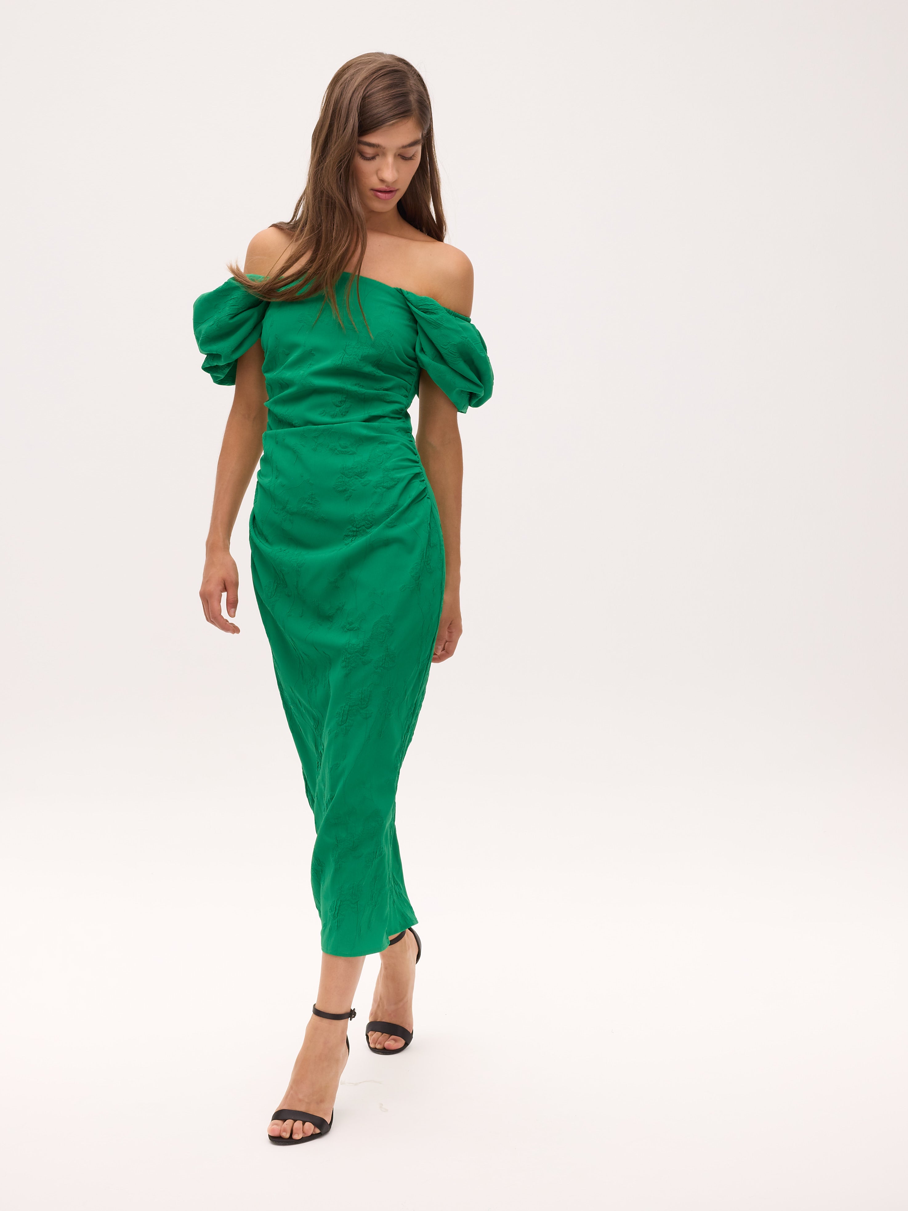 CAPULETO GREEN - Vestido escote cuadrado manga farol damasco verde, perfecto para invitadas de boda y fiesta spring summer. MIOH es la marca que eligen las influencers de España para sus eventos, como bodas y fiestas