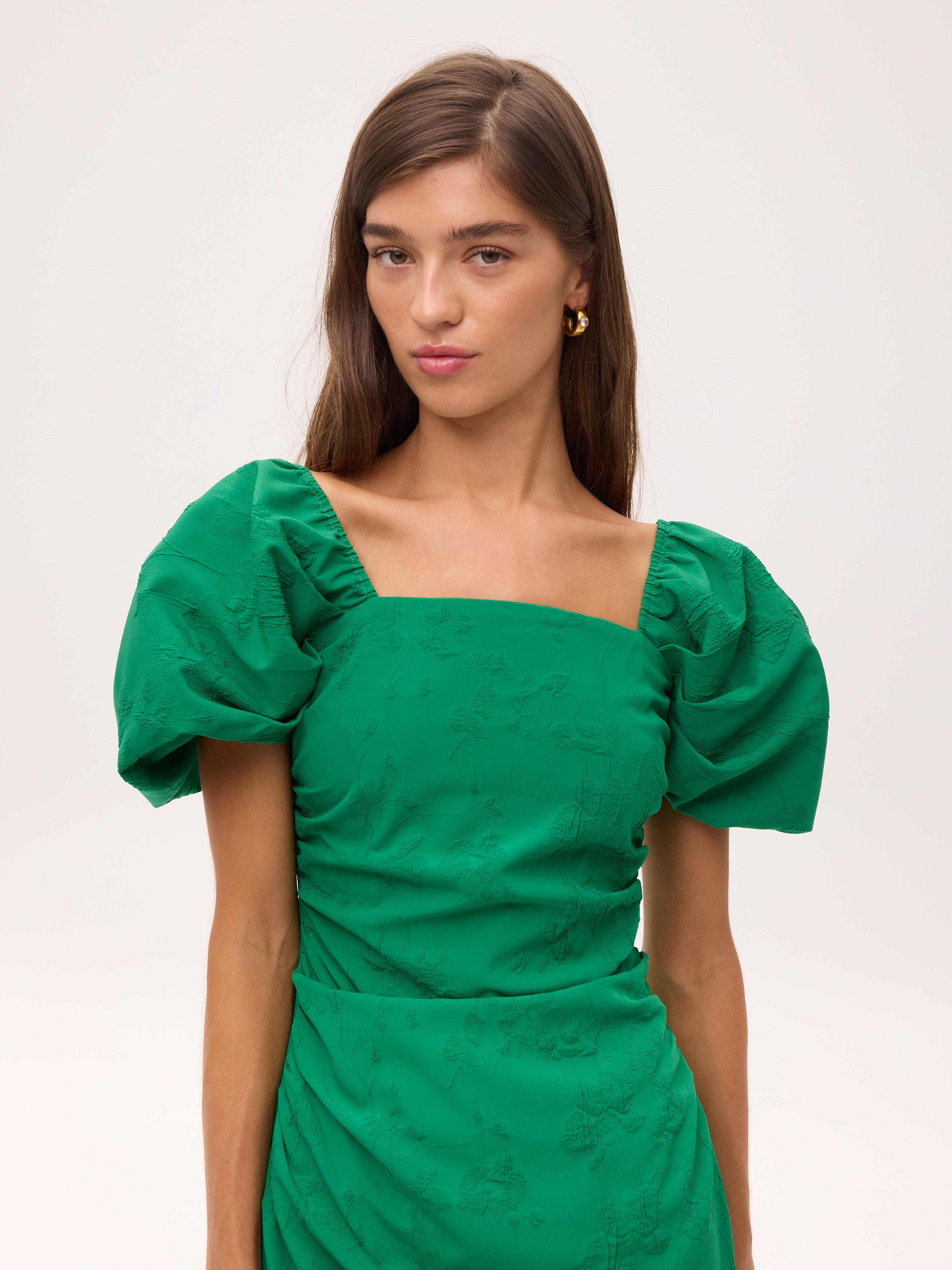 CAPULETO GREEN - Vestido escote cuadrado manga farol damasco verde, perfecto para invitadas de boda y fiesta spring summer. MIOH es la marca que eligen las influencers de España para sus eventos, como bodas y fiestas