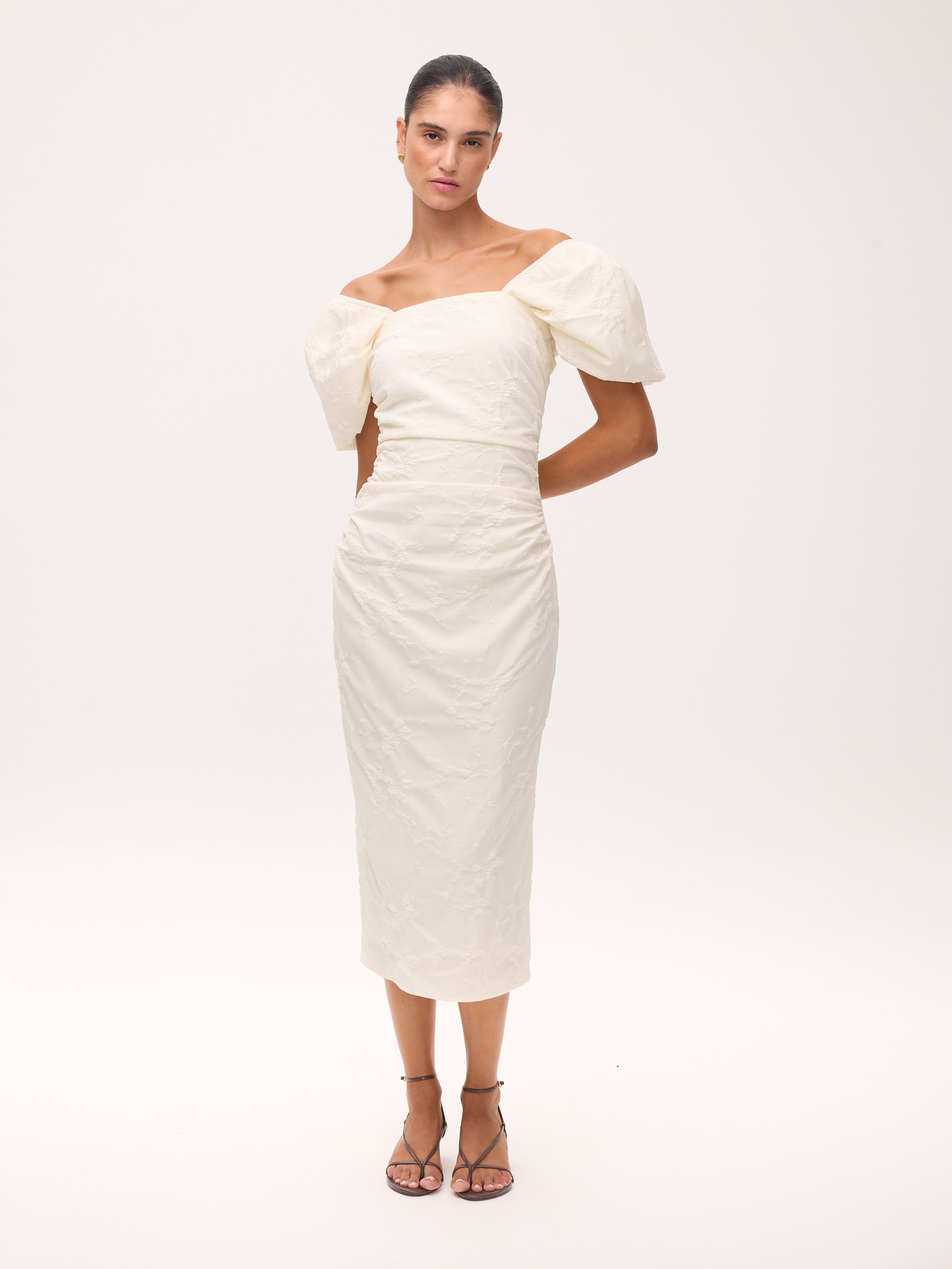 CAPULETO WHITE - Vestido escote cuadrado manga farol damasco blanco, perfecto para invitadas de boda y fiesta spring summer. MIOH es la marca de vestidos de invitada de boda y fiesta de referencia en España