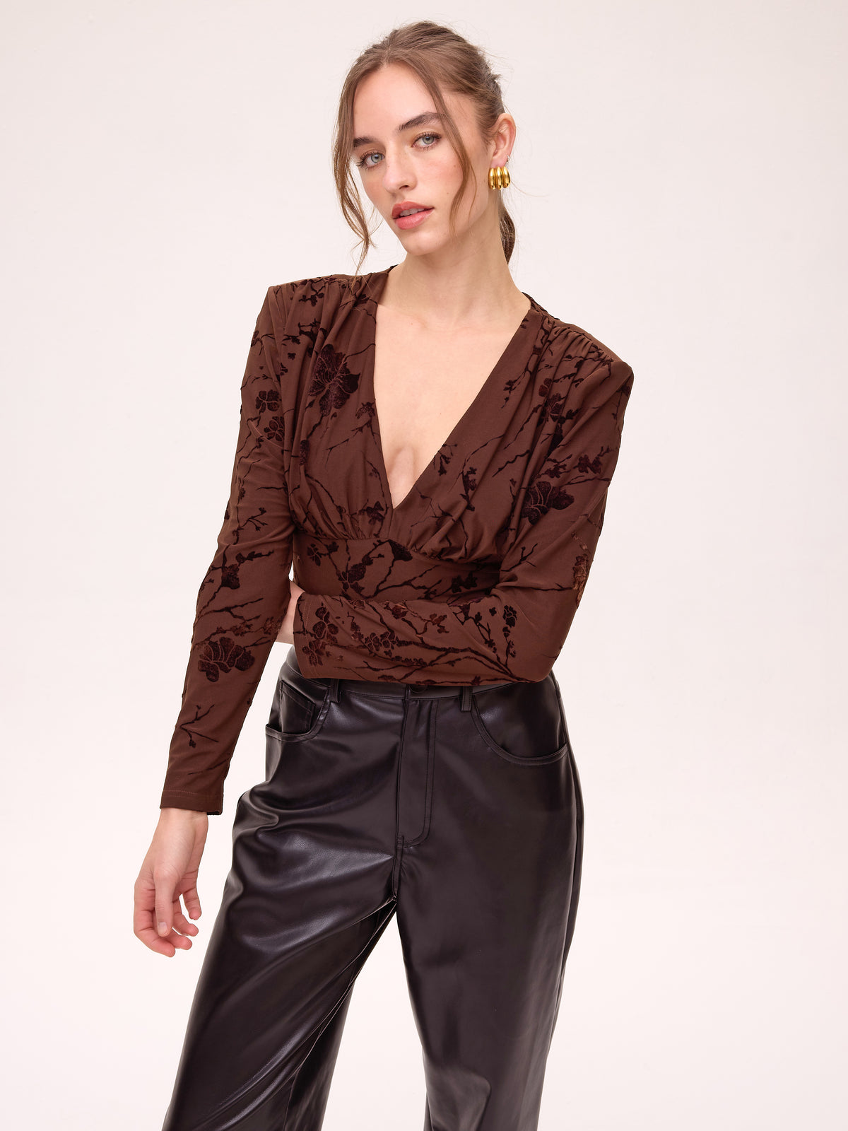 CHILL BROWN - Top flocado corte imperio marrón, combínala con el resto de la colección FW26 de MIOH y crea tu look de invitada perfecta