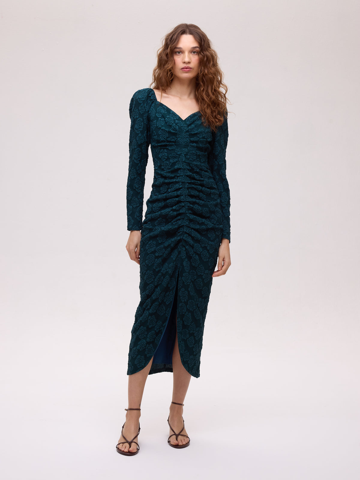 CLOUD - Vestido midi damasco flores . Verde azulado, perfecto para invitadas de boda y fiesta esta temporada de otoño invierno. MIOH es la marca española de vestidos de invitada de referencia
