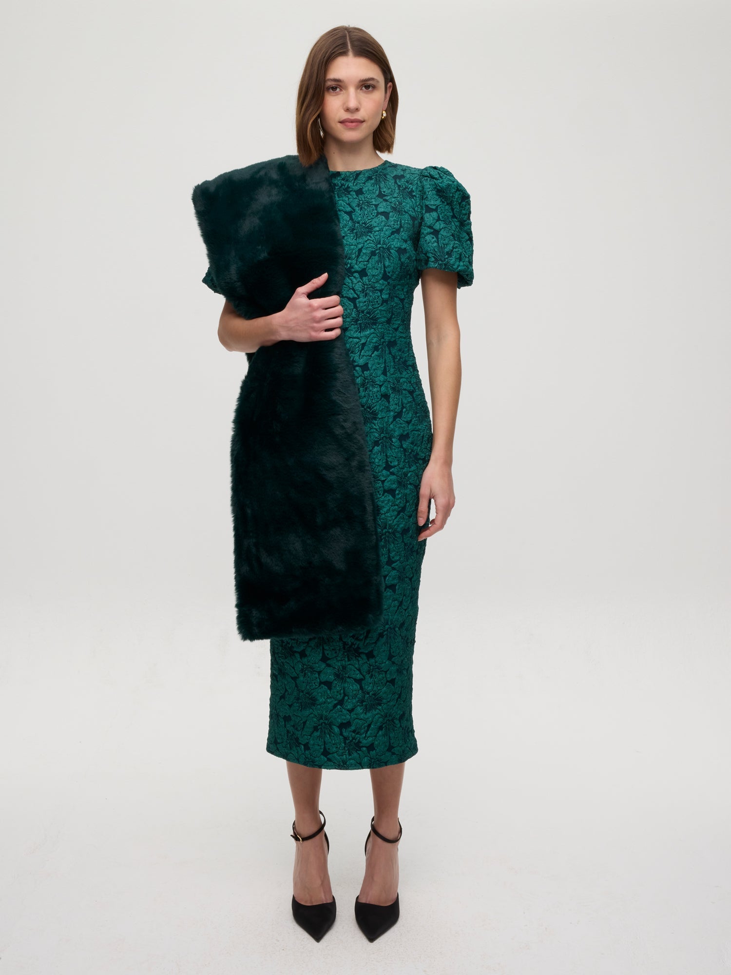mioh | CROWD GREEN - Estola faux fur verde. Vestidos de fiesta para invitadas de boda perfectas. Marca española de moda
