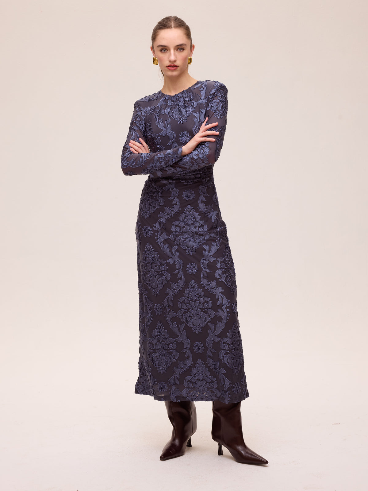 DAWN VELVET - Vestido terciopelo dibujo damasco azul, perfecto para invitadas de boda y fiesta esta temporada de otoño invierno. MIOH es la marca española de vestidos de invitada de referencia