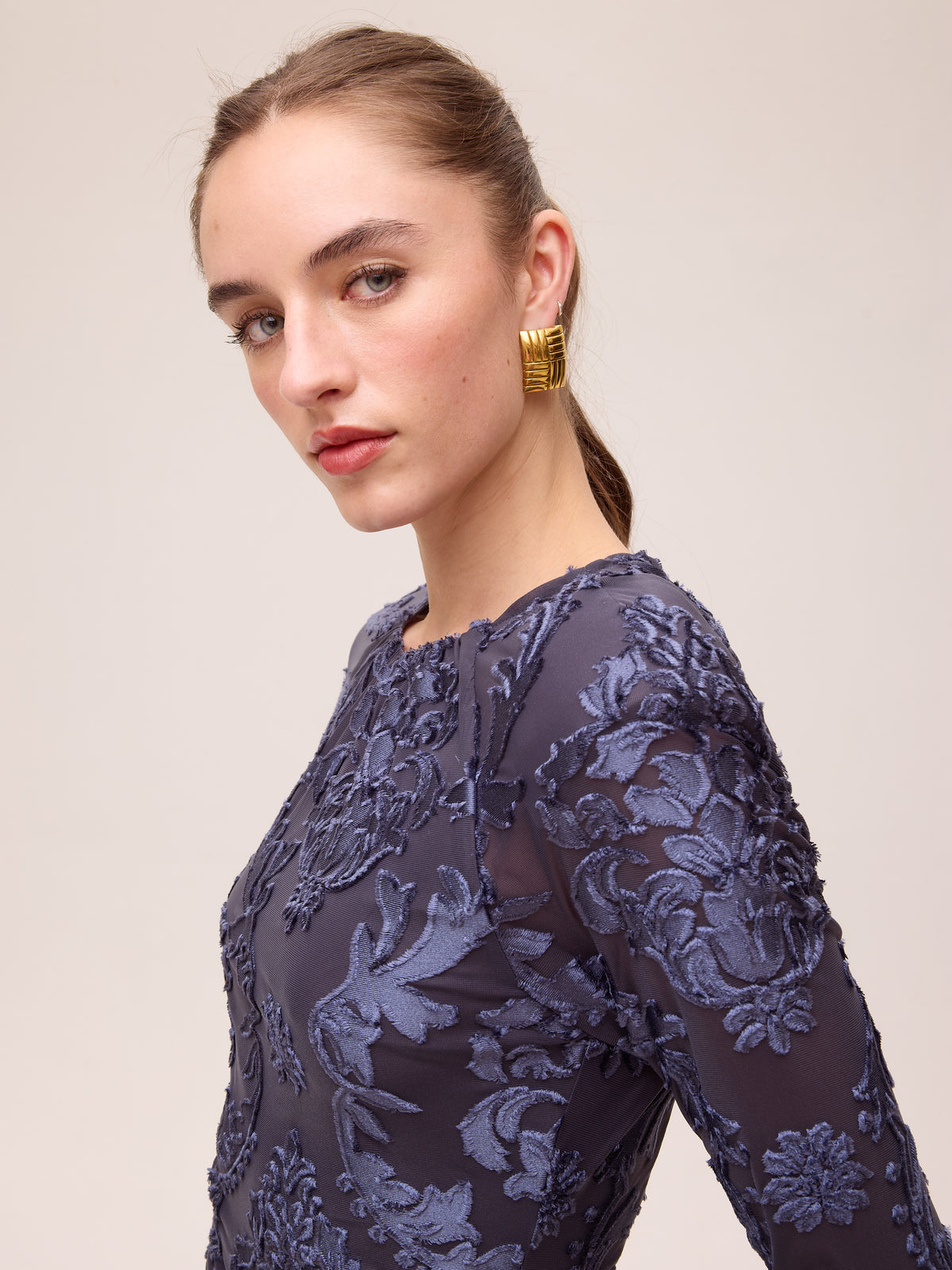 DAWN VELVET - Vestido terciopelo dibujo damasco azul, vestido de invitada de boda de la colección otoño invierno de MIOH, diseñado en España