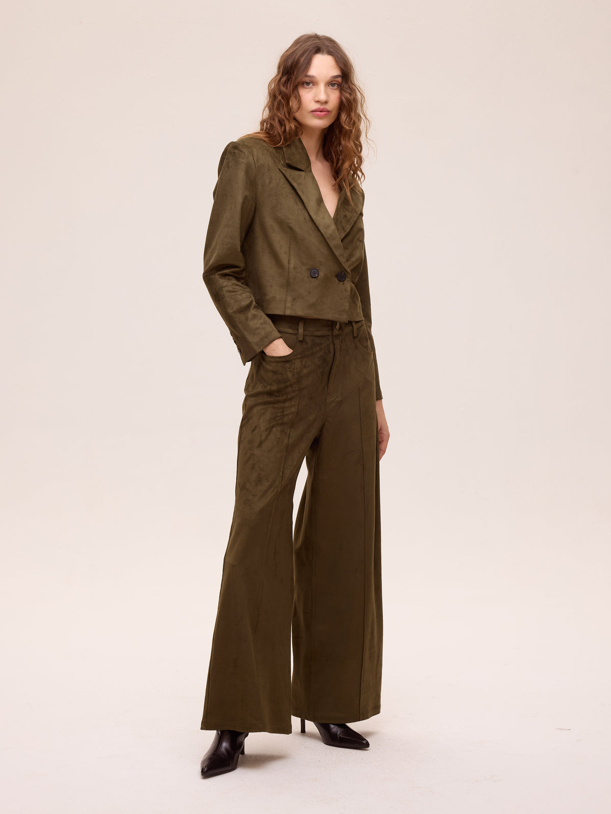 DUSK SUEDE PANT - Pantalón cinco bolsillos ante verde, perfecta para crear looks de invitada de otoño invierno. MIOH, marca española de moda en 2026