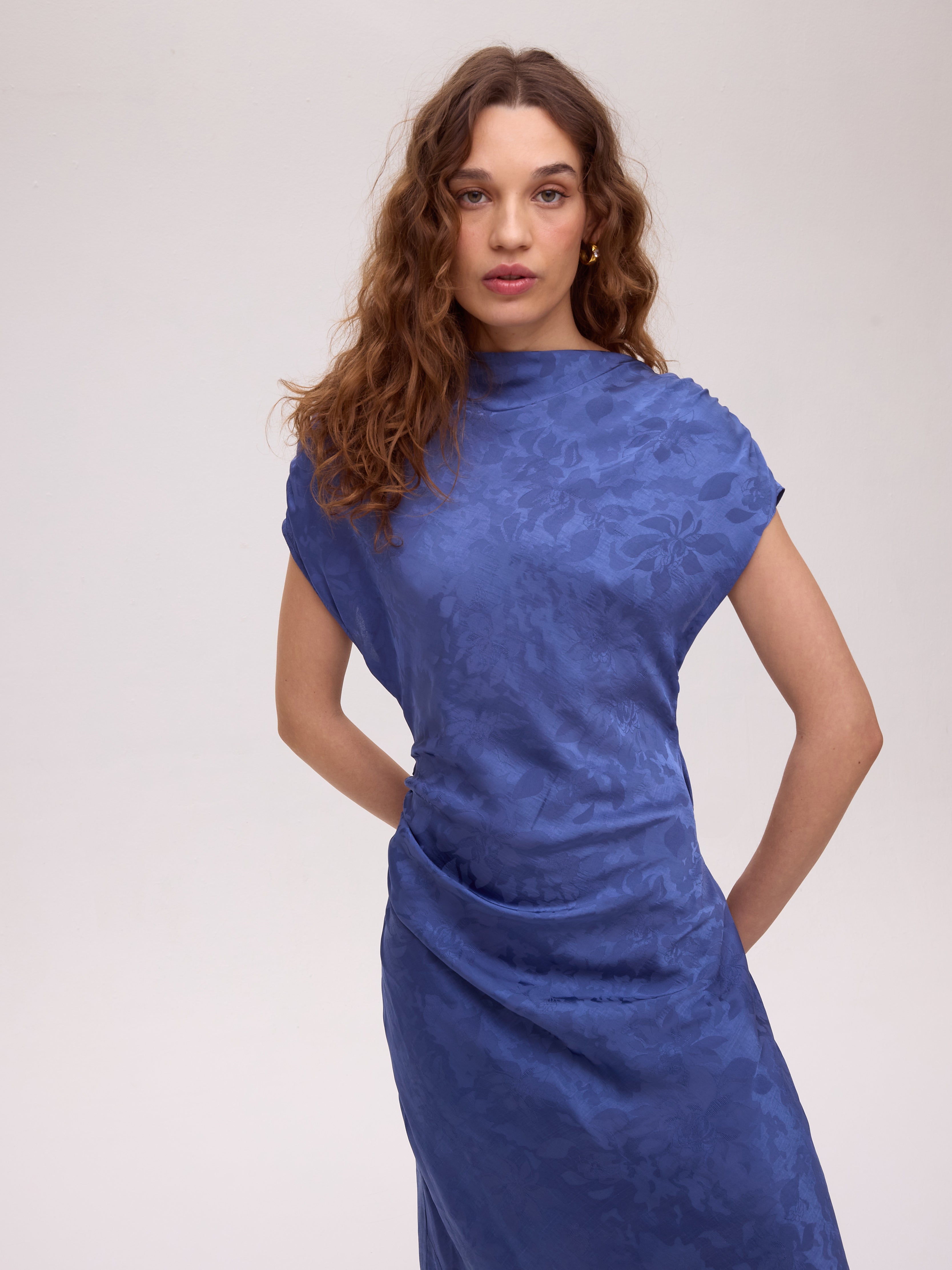 ETOILE BLUE - Vestido largo tejido jacquard azul, vestido de invitada de boda de la colección otoño invierno de MIOH, diseñado en España