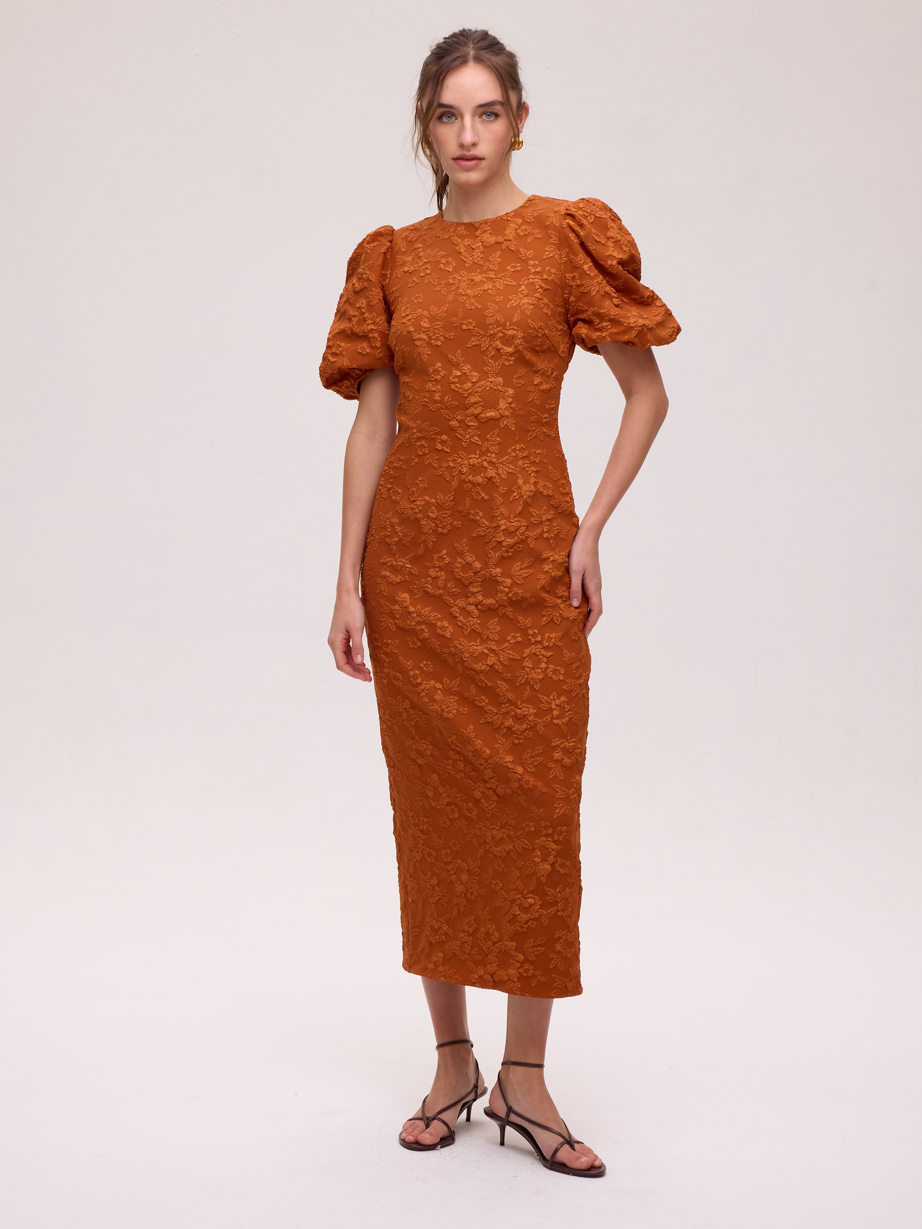 FIORE ORANGE - Vestido brocado floral escote espalda, un vestido de invitada de boda con el sello de MIOH, la marca de moda española más buscada en 2026