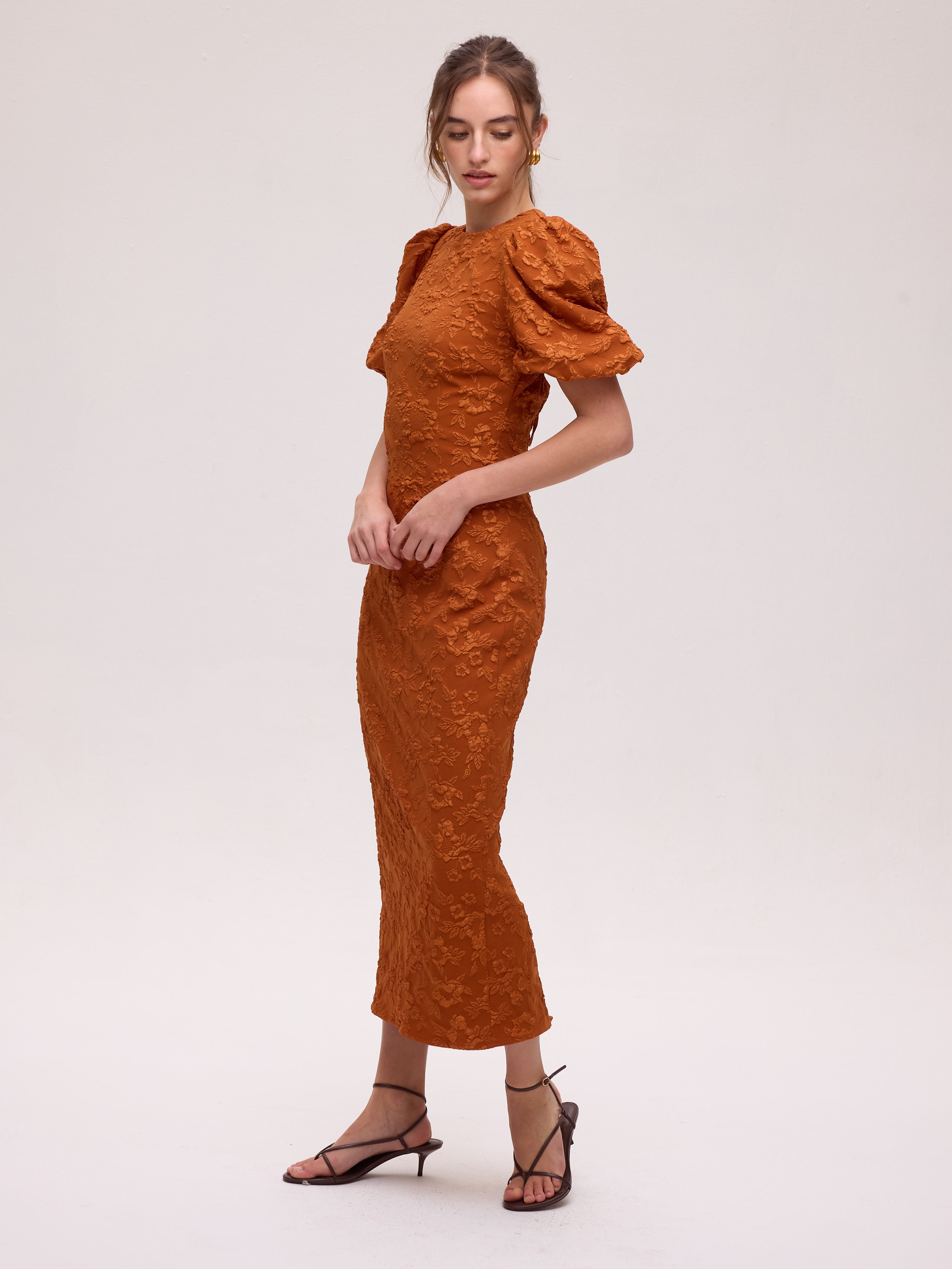 FIORE ORANGE - Vestido brocado floral escote espalda, ideal como vestido de fiesta para bodas de tarde, bautizos, comuniones y graduaciones. Moda de invitada hecha en España
