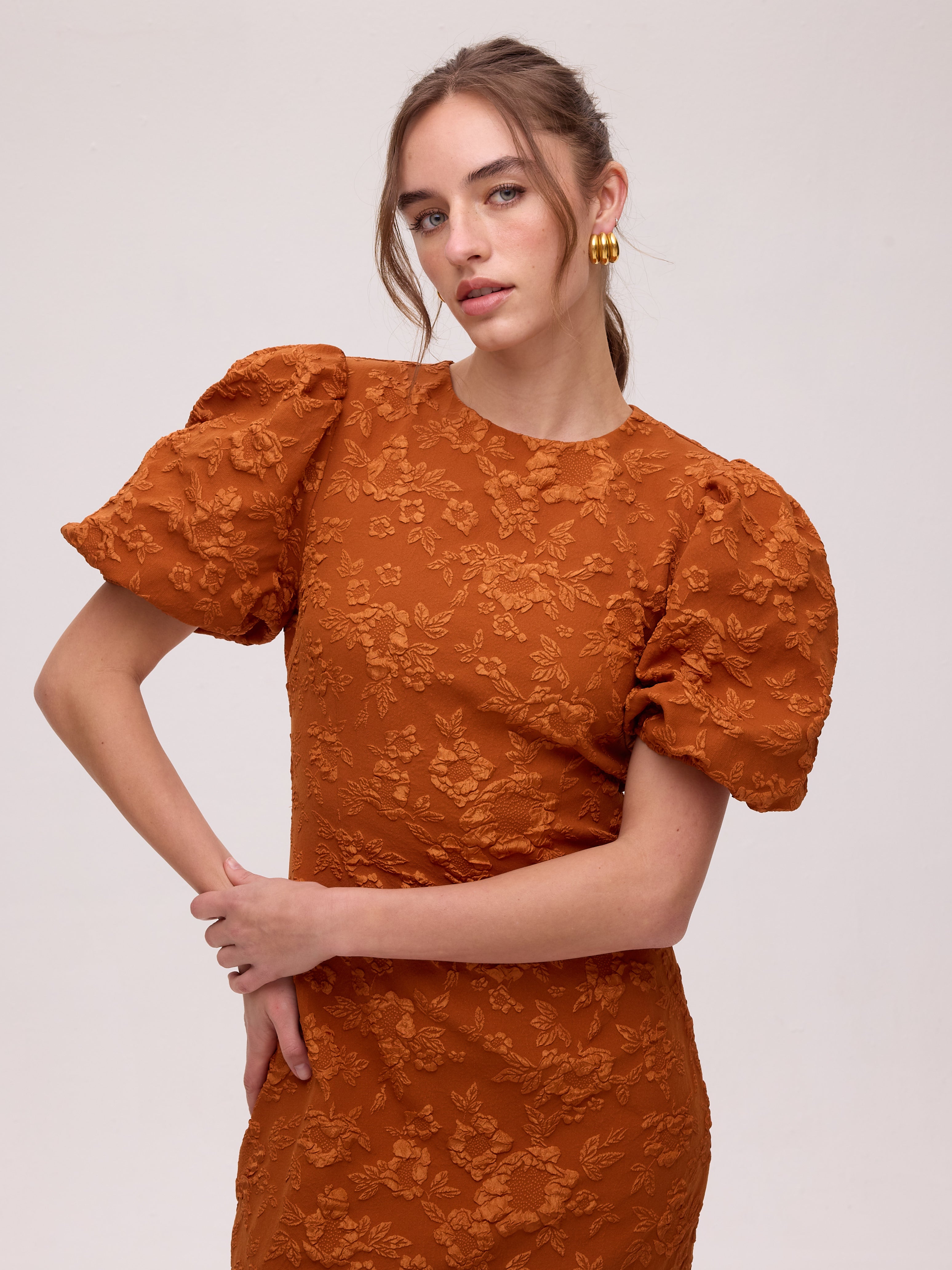 FIORE ORANGE - Vestido brocado floral escote espalda, el look de invitada perfecta firmado por MIOH, marca española de vestidos de fiesta y de boda