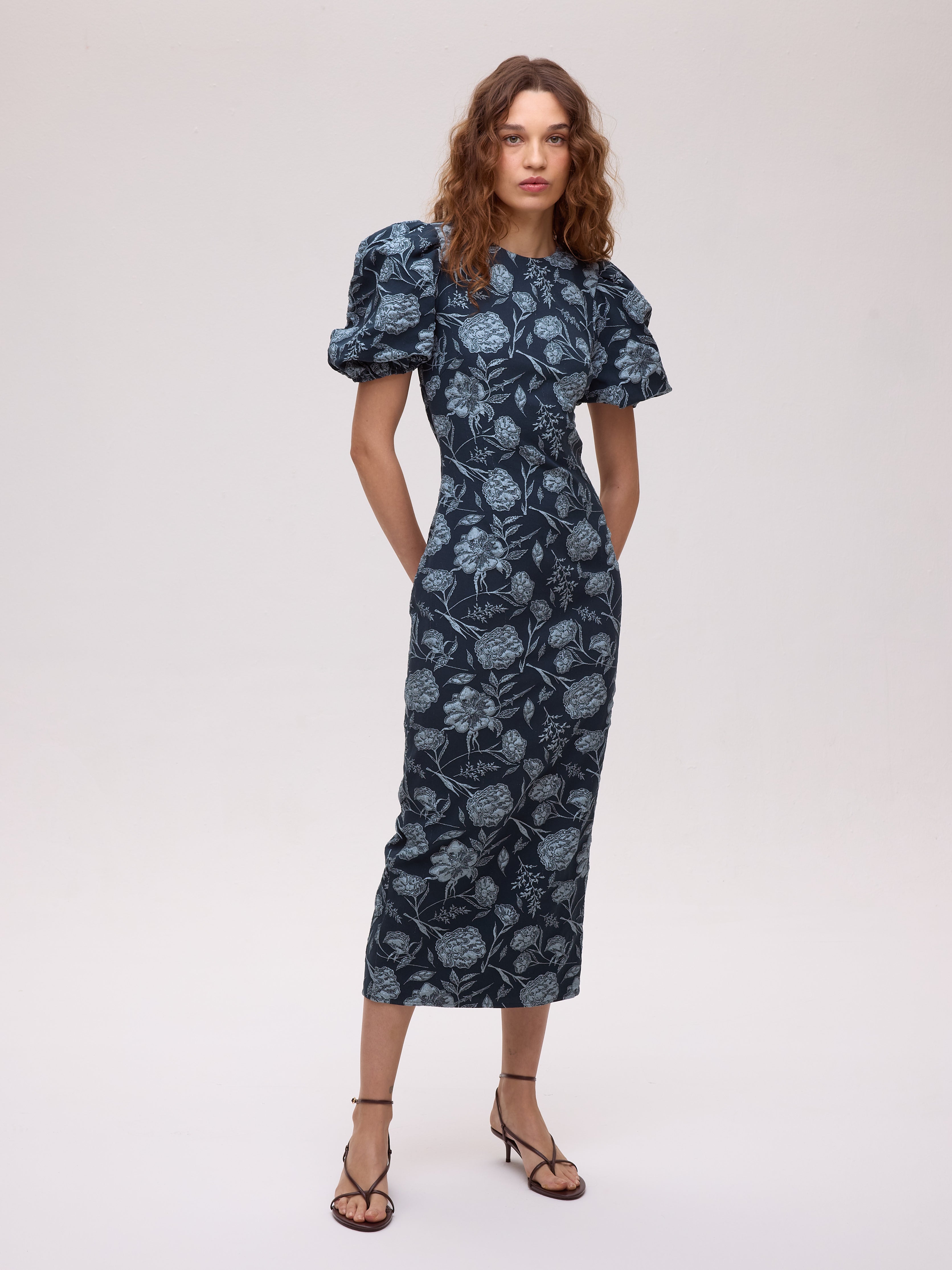FIORE TEAL - Vestido brocado flores escote espalda, un vestido de invitada de boda con el sello de MIOH, la marca de moda española más buscada en 2026
