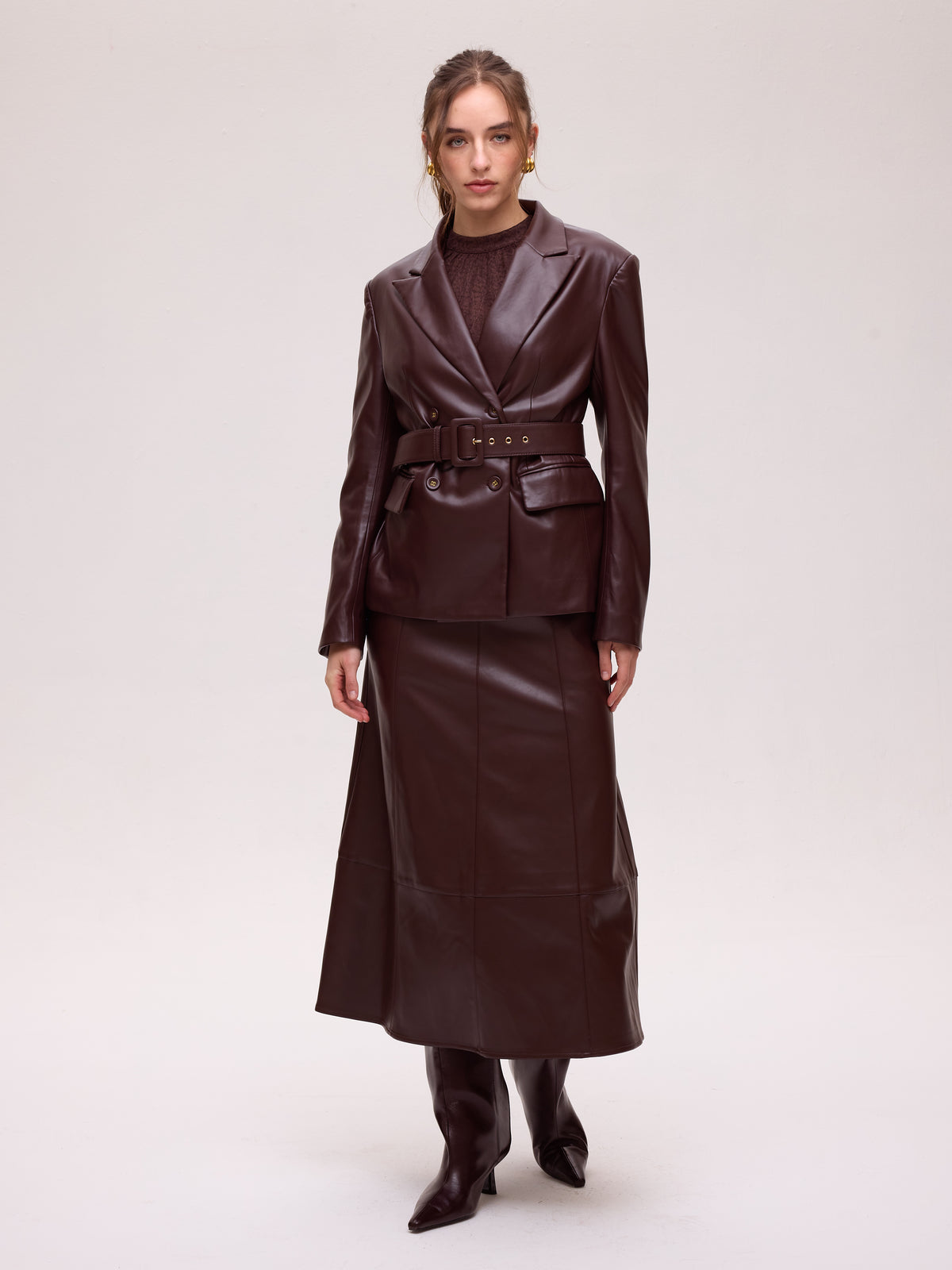 FOG GRANA - Falda midi polipiel granate, perfecta para crear looks de invitada de otoño invierno. MIOH, marca española de moda en 2026
