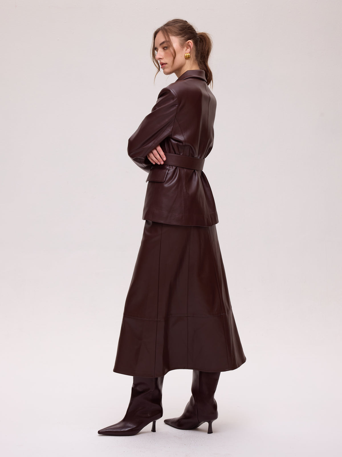FOG GRANA - Falda midi polipiel granate, combínala con el resto de la colección FW26 de MIOH y crea tu look de invitada perfecta