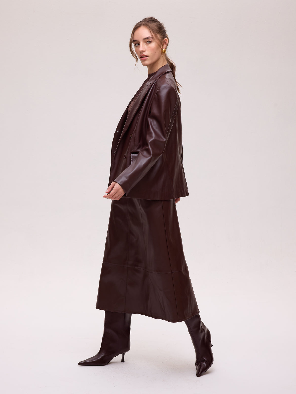 FOG GRANA - Falda midi polipiel granate, moda de fiesta e invitada diseñada en España por MIOH