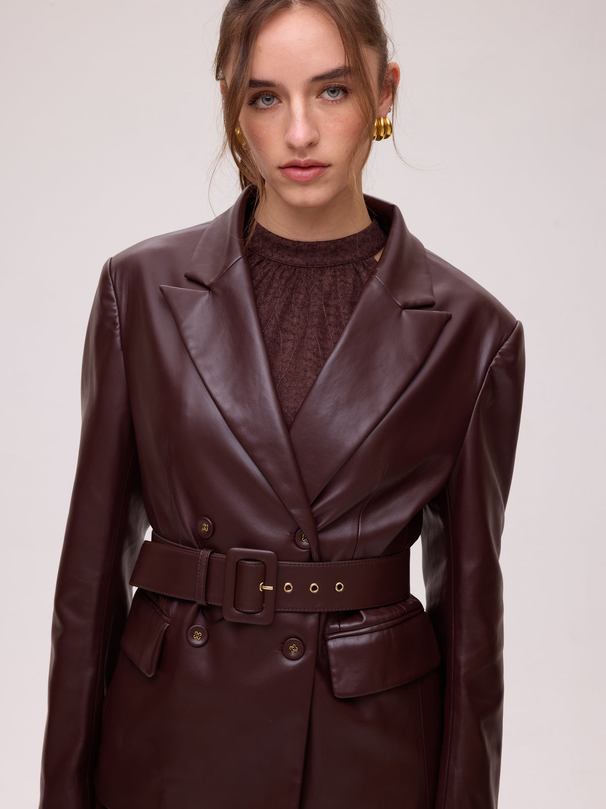 FOG GRANA - Falda midi polipiel granate, una alternativa al vestido de invitada de boda, con el sello de MIOH