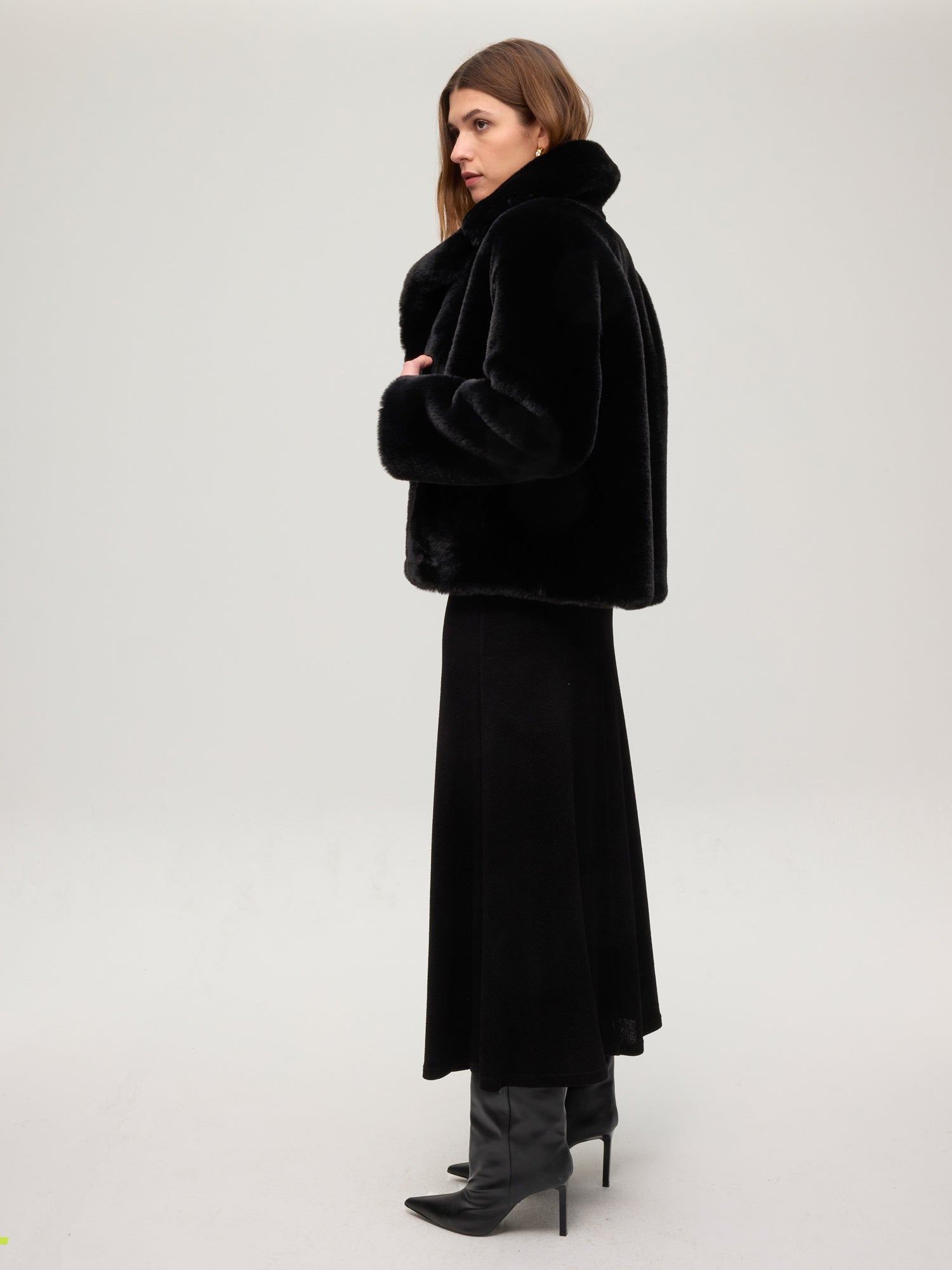 mioh | FREEWAY BLACK - Chaquetón corto faux fur negro. Vestidos de fiesta para invitadas de boda perfectas. Marca española de moda