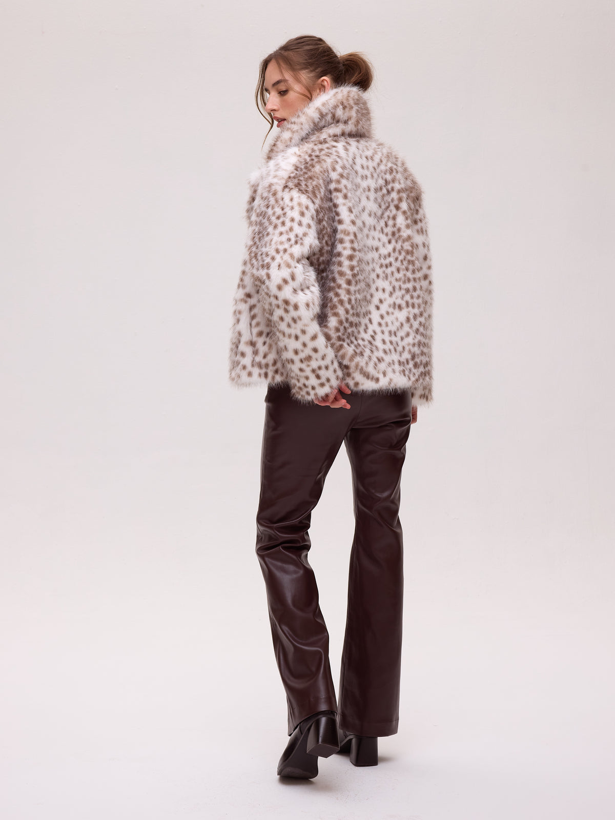 FREEWAY DOTS - Abrigo corto faux fur - Manchas, abrigos y chaquetones diseñados en España por MIOH para la invitada perfecta