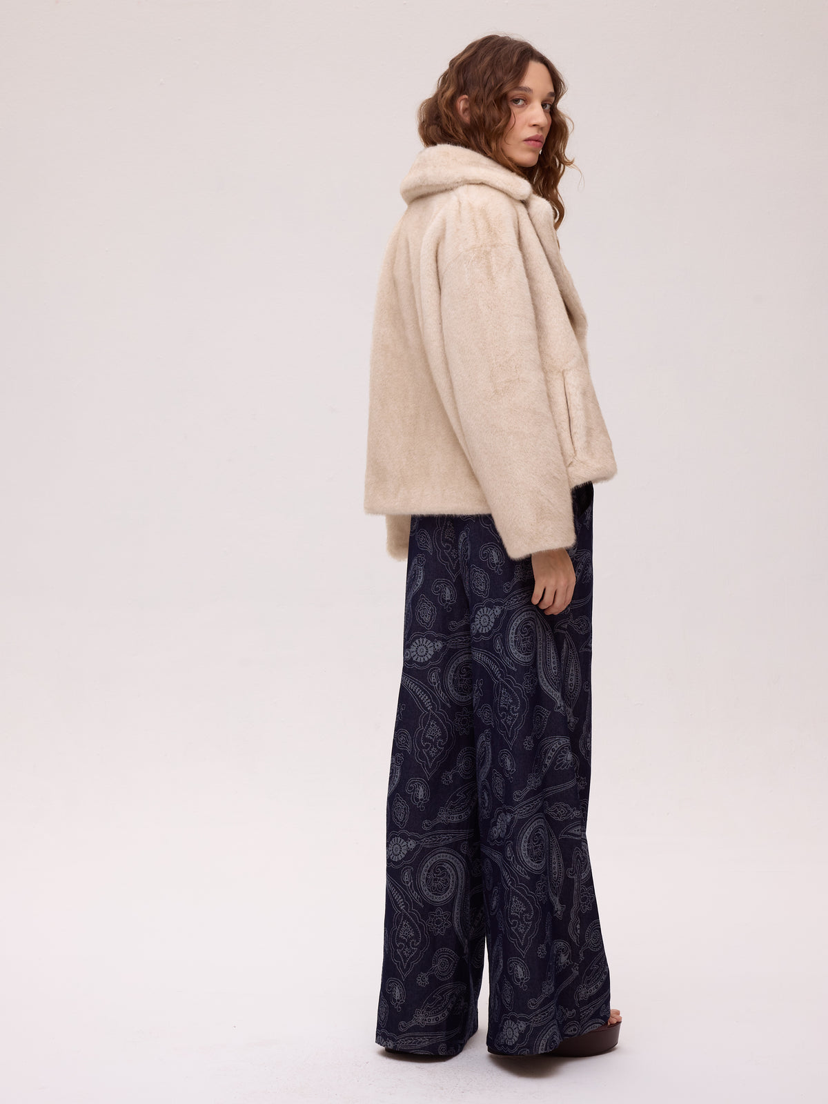 mioh | MONT GRANA Blusa granate + LOTUS GRANA - Falda vinilo burgundy + FREEWAY ECRU - Abrigo corto faux fur