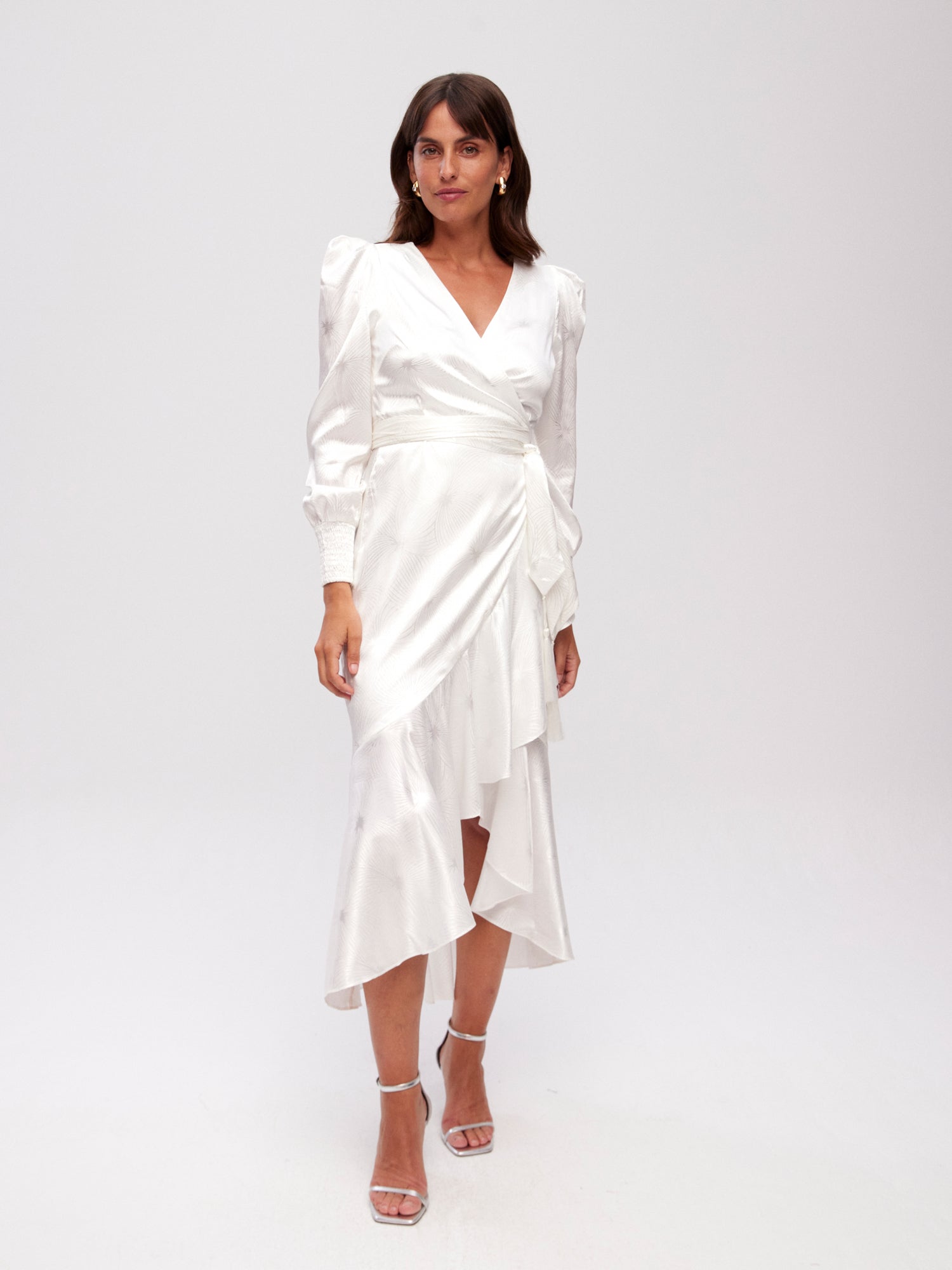 mioh | GALDANA WHITE - Vestido midi jacquard blanco wrap envolvente para novia o fiesta de blanco. Modelo elegante en un precioso jacquard blanco. Vestido de novia SS24 de MIOH. Los eventos de blanco de esta temporada Primavera Verano 24 se visten de MIOH. Marca española de vestidos de novia.