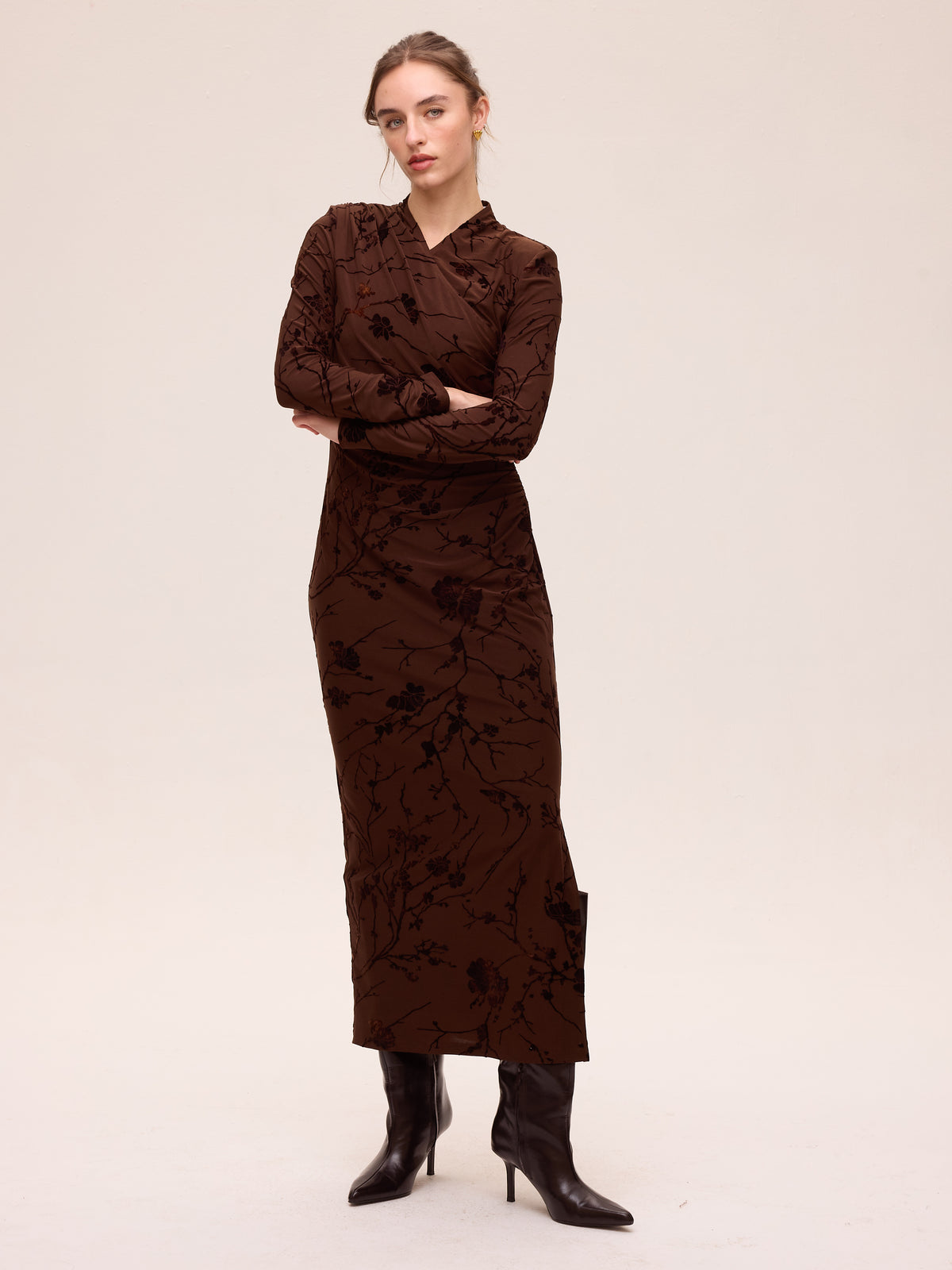 GLAZE BROWN - Vestido midi cuello cruzado flocado marrón, perfecto para invitadas de boda y fiesta esta temporada de otoño invierno. MIOH es la marca española de vestidos de invitada de referencia