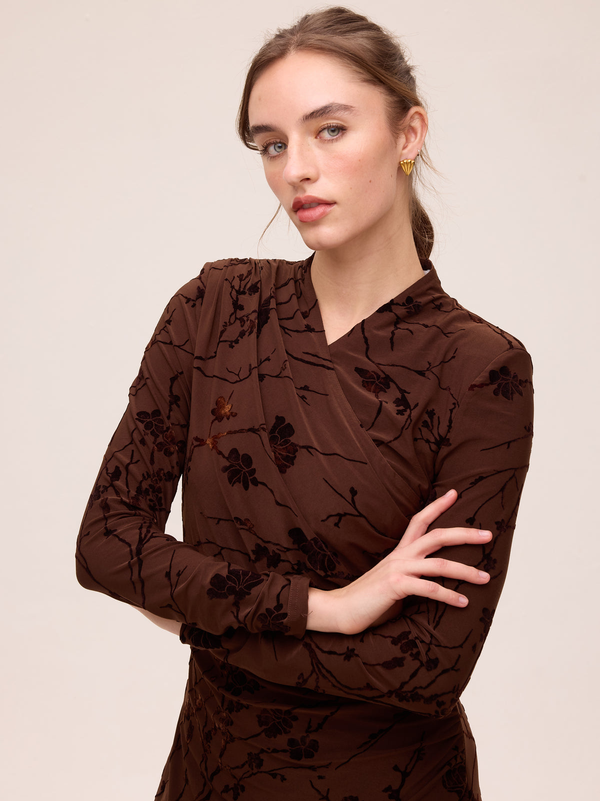 GLAZE BROWN - Vestido midi cuello cruzado flocado marrón, un vestido de invitada de boda con el sello de MIOH, la marca de moda española más buscada en 2026