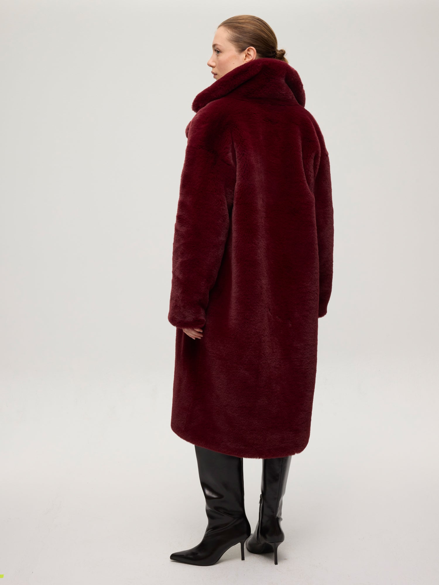 mioh | GLOBE BURGUNDY - Abrigo faux fur burgundy. Vestidos de fiesta para invitadas de boda perfectas. Marca española de moda