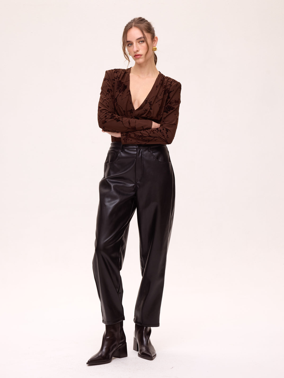 GLOOM BLACK - Pantalón barrel ecopiel negro, perfecta para crear looks de invitada de otoño invierno. MIOH, marca española de moda en 2026
