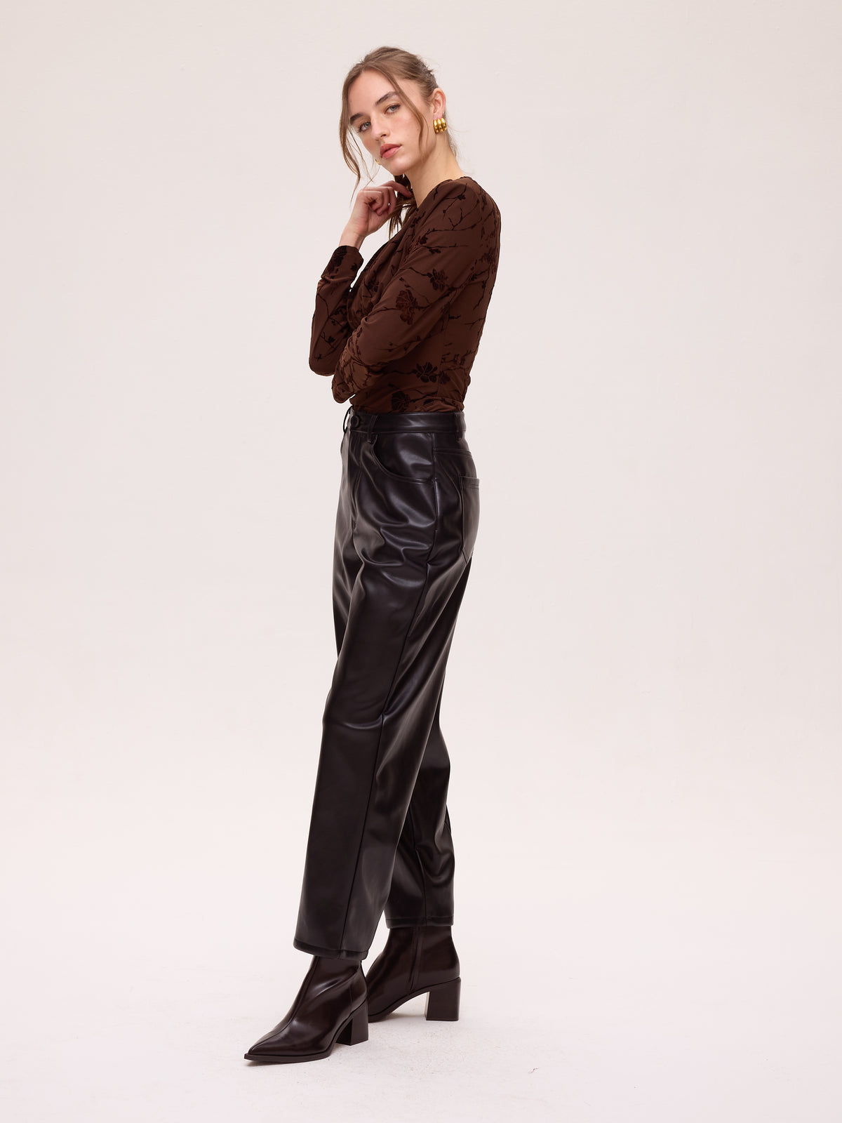 GLOOM BLACK - Pantalón barrel ecopiel negro, combínala con el resto de la colección FW26 de MIOH y crea tu look de invitada perfecta