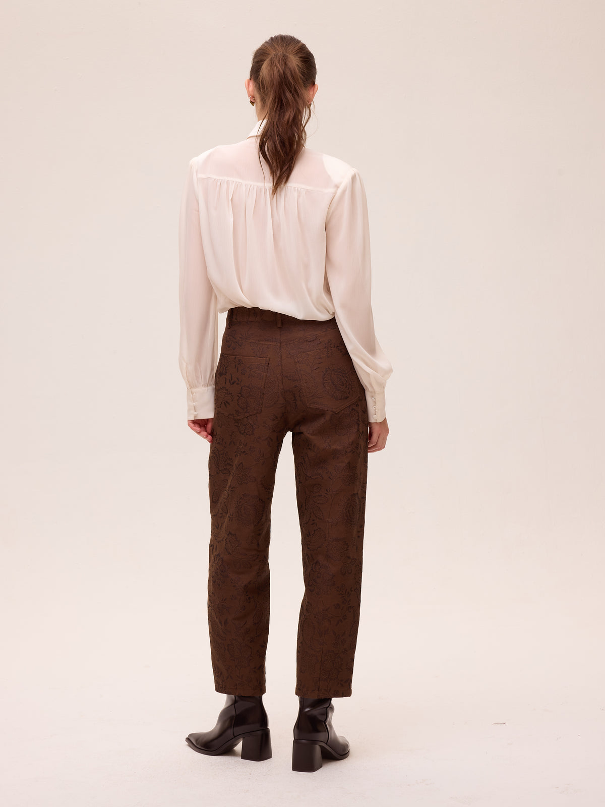 GLOOM BROWN - Pantalón barrel damasco bordado flores, perfecta para crear looks de invitada de otoño invierno. MIOH, marca española de moda en 2026